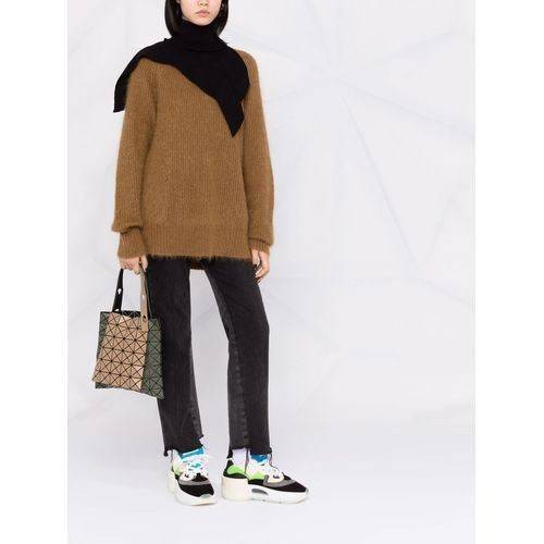 Baobao Issey Miyake Prism Kangaroo tote bag กระเป๋าถือทรงโท้ทที่ประดิษฐ์ขึ้นอย่างเชี่ยวชาญในญี่ปุ่น มาพร้อมแผงเรขาคณิตสำหรับการออกแบบที่ได้รับแรงบันดาลใจจากกระดาษพับ ซิลลูเอทอันเป็นเอกลักษณ์นี้ปิดท้ายด้วยสายรัดแบบอสมมาตร มีการพัฒนาโครงสร้างทรงสามเหลี่ยมเพ