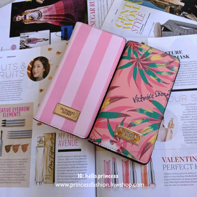 กระเป๋าสตางค์แบบพับจากแบรนด์ดัง VICTORIA'S SECRET แบบพับฝาเปิด ดีไซน์สวย พิมพ์ลายบนหนังpu ด้านหน้าประดับโลโก้ เปิดปิดง่าย ตามแบบฉบับของ Victoria ลุคทันสมัย ใส่บัตร+แบงค์ได้เยอะ แถมมีช่องซิปด้วย น้ำหนักเบา รุ่นนี้ขอแนะนำคะ!
