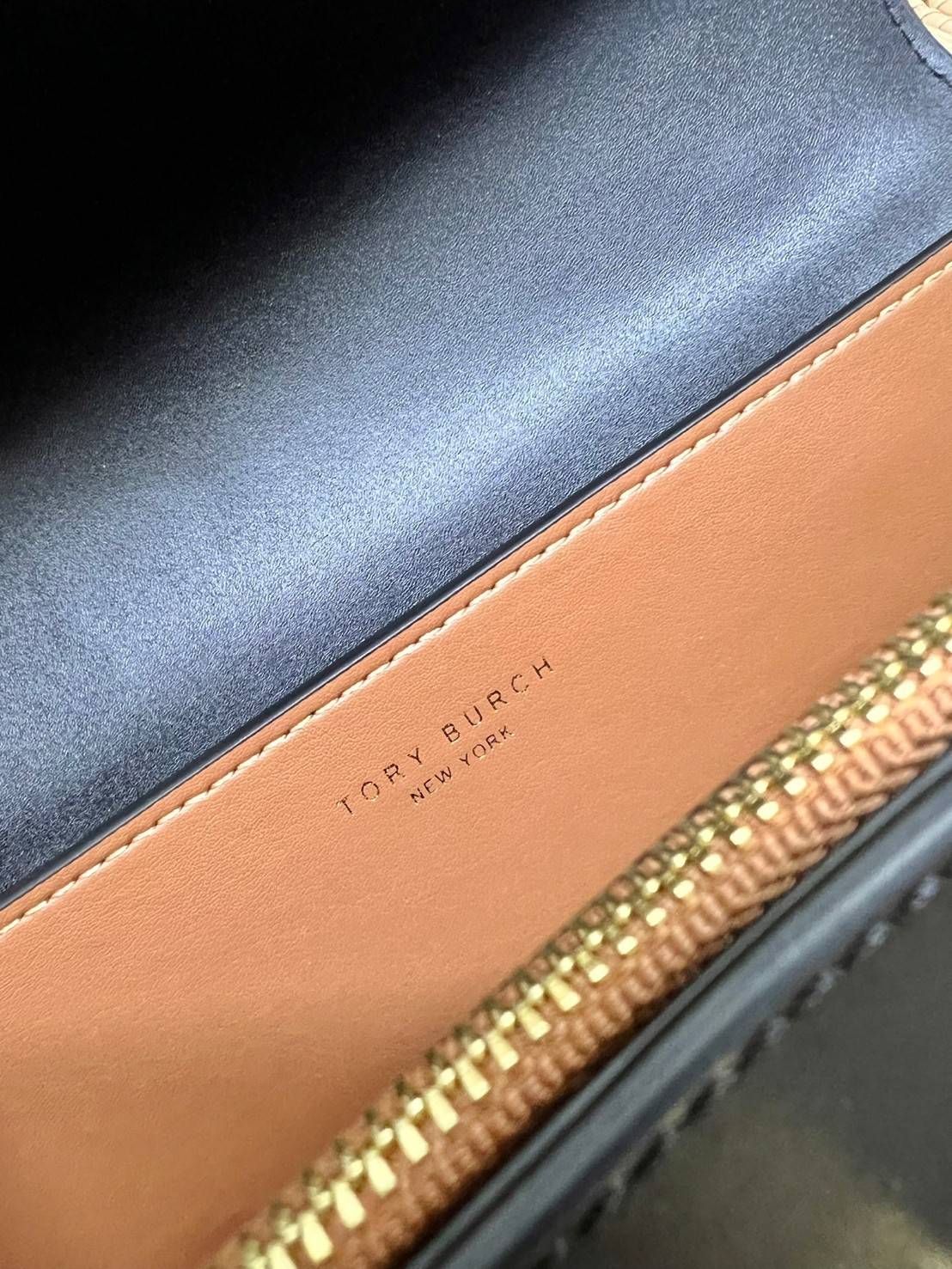 TORY BURCH ELEANOR CONVERTIBLE SHOULDER BAG ((89644)) รุ่นใหม่ สวยตามคนดังเซเลบกันเลยค่า! พร้อมส่ง ห้ามพลาดก่อนหมด ต้องมีติดตัวสักใบค่า กระเป๋าหิ้ว//คล้องไหล่ หรือสะพายข้างได้ หนังแท้เรียบ ผิวลื่น หรูมากๆสำหรับรุ่นนี้ เปิด-ปิดกระเป๋าแบบแม่เหล็กโลโก้แบรนด์