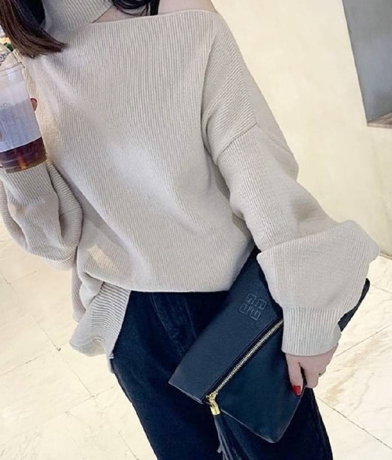 Givenchy Parfums Black Leather Clutch Gift With Purchasd From Givenchy Counter (GWP) กระเป๋าสะพายหนังนิ่มเรียบสีดำเเบบสวยดูดี เปิดปิดด้วยซิปอะไหล่ทอง หัวซิปประดับพู่ ด้านหน้ามีโลโก้ ภายในมีช่องเล็ก รุ่นนี้ใส่ ipad กระเป๋าสตางค์ มือถือ ของจุกจิกได้เยอะ ซับ