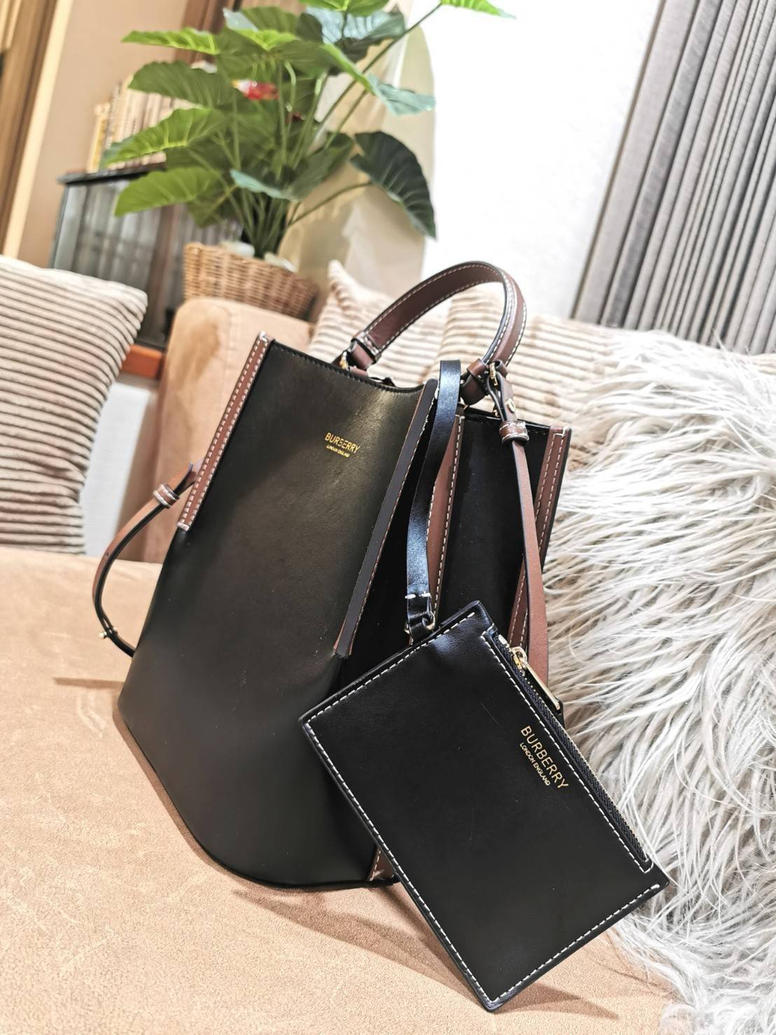 BURBERRY FRAGRANCES BUCKET BAG GIFT WITH PURCHASE พรีเมี่ยมกิ๊ฟ Limited Edition จาก BURBERRY PERFUME วัสดุหนังแท้ CalfSkin สวยหรูอยู่ทรง มาพร้อมกระเป๋าคลัชเล็กเข้าชุดกันสายคล้องสามารถถอดแยกใช้ได้ ภายในโล่งกว้างและจุสามารถใส่กล้อง มือถือ ของใช้ได้เยอะ หูจั