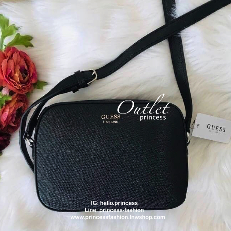 GUESS ZIP TOP KAMRYN CROSSBODY BAG กระเป๋าสะพายรุ่นยอดนิยม วัสดุ PU คุณภาพดี น้ำหนักเบา ด้านหน้าประดับด้วยโลโก้แบรนด์สุดหรู เปิดปิดกระเป๋าด้วยซิปสะดวกใช้ ด้านในโล่งกว้างมีช่องซิปและช่องใส่บัตร สามารถใส่มือถือได้ทุกรุ่น กระเป๋าสตางค์ใบสั้นได้ ซับในลายแบรนด