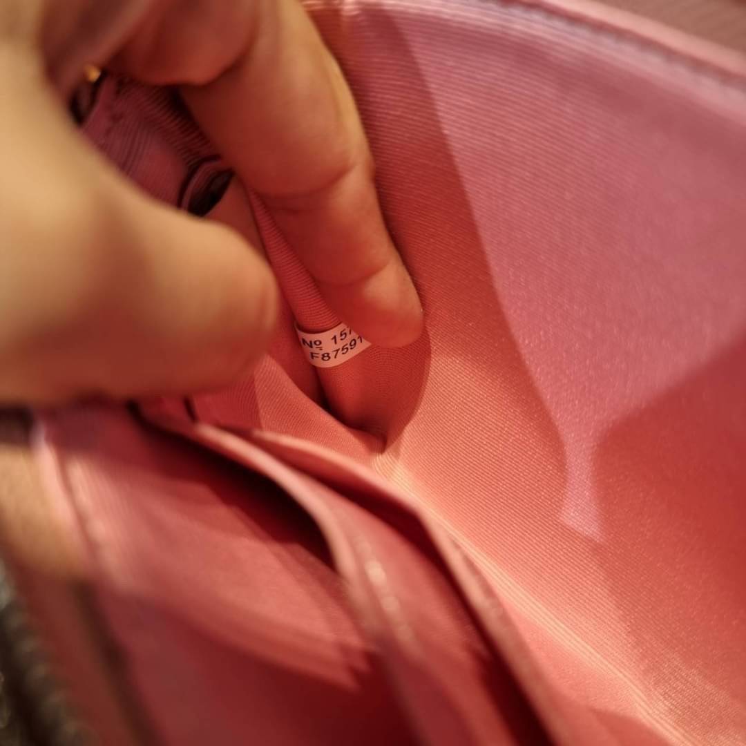 COACH F87591 DOUBLE CORNER ZIP WALLET IN SIGNATURE COATED CANVAS คล้องมือรุ่น 2 ซิป!! มาแล้วจ้า 🌟🤗 ไซส์นี้คือเหมาะมือจริงๆ พกง่ายเช่นเคย ไม่ต้องกังวลว่าจะเกะกะหรือกินพื้นที่กระเป๋าหลัก วัสดุหนังแคนวาสเคลือบลาย มีช่องหลักแยก 2 ช่อง ภายในบุผ