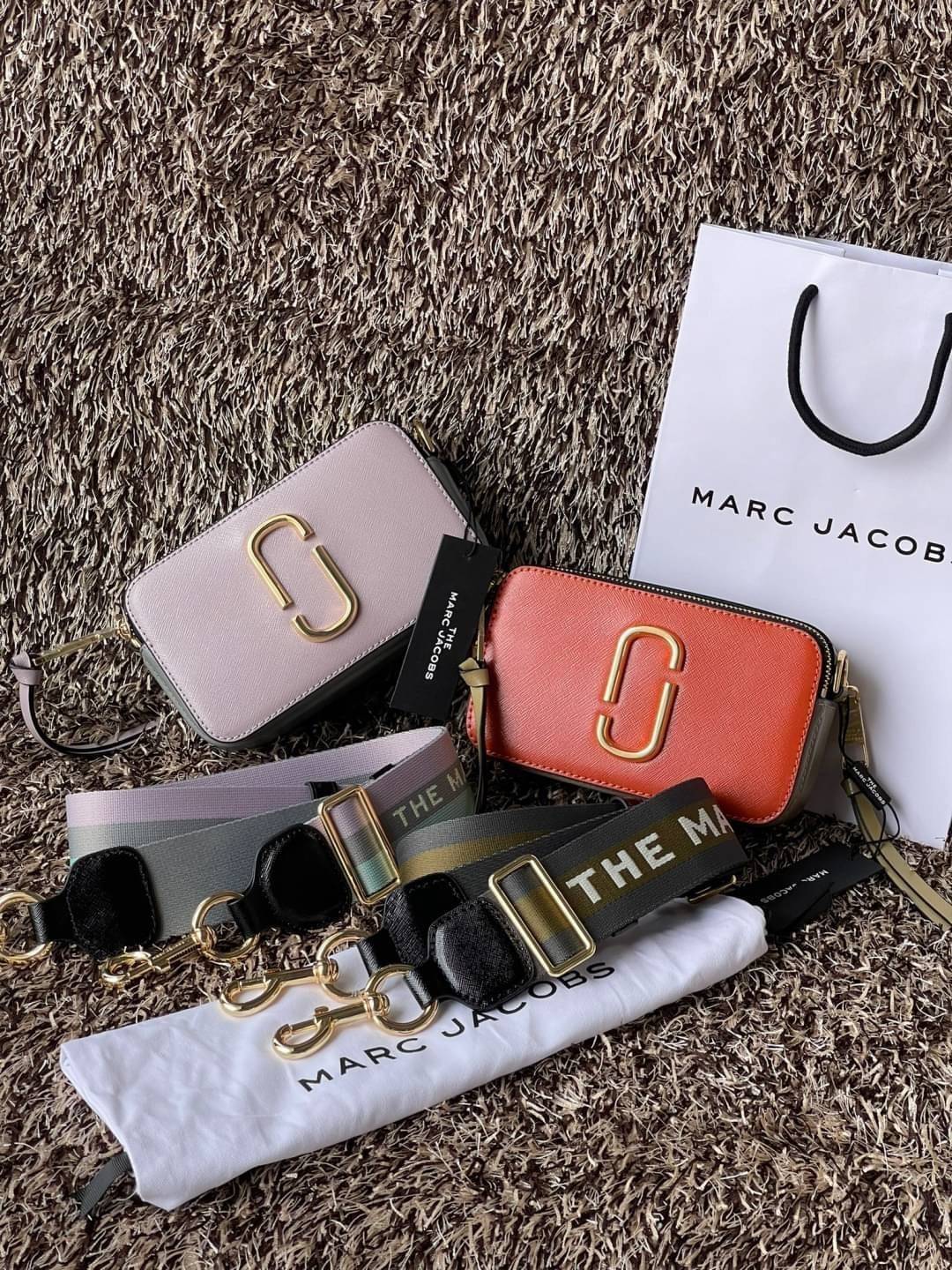 Marc Jacobs Snapshot Bag กระเป๋าแบรนด์ดังจากสัญชาติอเมริกัน นับได้ว่ารุ่นนี้เป็นรุ่นทรงฮิตเลยทีเดียว โดยด้านหน้ากระเป๋าจะเป็นโลโก้แบบโลหะที่เป็นสัญลักษณ์ของแบรนด์นี้ มาพร้อมสายสะพายที่จะสะพายยังไงก็ดูโดดเด่น เพราะขนาดใหญ่ที่สกรีนตัวอักษรโลโก้ ในรูปแบบต่าง