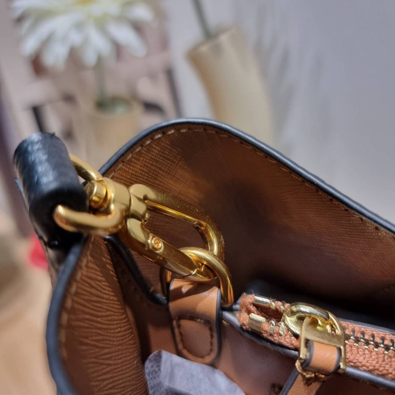 TORY BURCH PERRY SMALL TRIPLE COMPARTMENT TOTE BAG กระเป๋าโท้ทขนาดเล็ก รุ่นขายดี ทรงสวย ดีไซน์ออกมาให้ใช้งานได้ทุกลุค ทุกโอกาส สวยคมชัดทุกสี