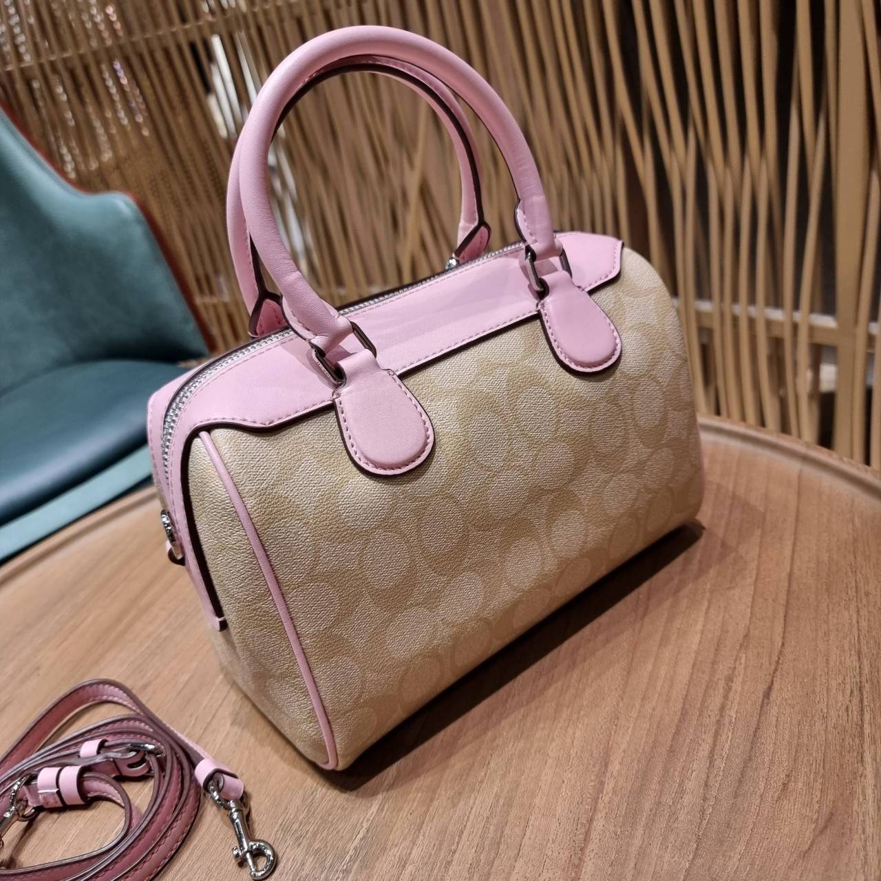 COACH F32203 MINI BENNETT SATCHEL IN SIGNATURE CANVAS กลับมาอีกครั้ง!! กับกระเป๋าทรงหมอนยอดฮิต 🥳 มีกี่สีก็ขายหมด วัสดุหนังแคนวาสเคลือบลาย ทรงสวยใช้งานได้ทุกโอกาส ภายในโล่งกว้างใส่ของได้เยอะ มีหูจับในตัว และสายสะพาย crossbody ปรับได้ตามตัว ใบนี้ไม่