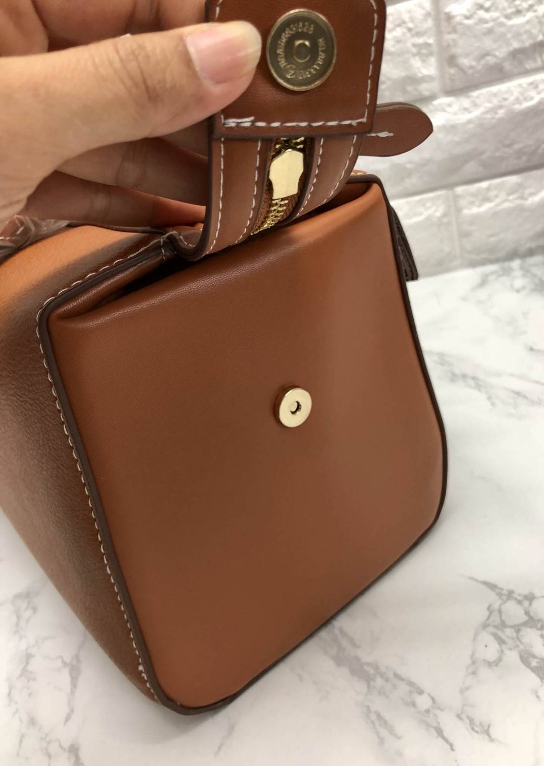 CHRISTIAN SIRIANO BOWLING BAG New arrival ! กระเป๋าถือหรือสะพายข้างได้ วัสดุหนัง pu. คุณภาพดี หนังสวย นำ้หนักเบา ดีไซน์ vintage สุด classic ด้านหน้ามีช่องกระดุม แม่เหล็ก 1 ช่อง เปิดปิดกระเป๋าด้วยซิป ภายในกว้าง และจุ มีช่องซิป และช่องเล็ก มาพร้อมสายสะพายยา