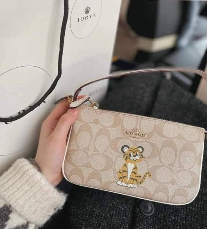 COACH NOLITA 19 IN SIGNATURE CANVAS WITH TIGER (C7699) 😻กระเป๋าถือ กระเป๋าสะพายทรงพอชเล็ก ปรับเป็นคล้องมือได้ รุ่นนี้ บอกเลยว่าใช้ง่ายสะพายคล่องมากๆ// จะสะพายไหล่ หรือปรับเปลี่ยนมาเป็นแบบคล้องมือเก๋ๆก็ยังได้ เพียงแค่ถอดตะขอมารวมกันไว้ที่หูกระเป๋าข