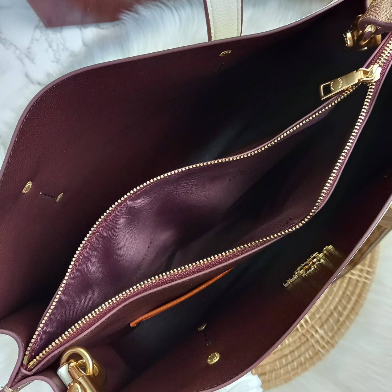 COACH CHARLIE CARRYALL IN SIGNATURE CANVAS (31210) ðšāđāļĢāļĩāļĒāļāļŦāļĢāļđ āļāļĨāļēāļŠāļŠāļīāļ//āļāļĢāļ°āđāļāđāļēāļāļ·āļ āļāļĢāļ°āđāļāđāļēāļŠāļ°āļāļēāļĒ āļāļĢāļ TOTE āļŠāļļāļāļŦāļĢāļđāļŦāļĢāļē āļāļĩāđāļāļāđāđāļāđ āđāļĄāđāļāļģāđāļ// āļ§āļąāļŠāļāļļāđāļāļāļ§āļēāļŠ āļāļŠāļĄāļŦāļāļąāļāđāļāđāļāļļāļāļ āļēāļāđāļĒāļĩāđāļĒāļĄ āļĢāļđāļāļāļĢāļāđāļāļāđāļāđāļ āļĨāļēāļĒ SIGNATURE āļŠāļ§āļĒāļĄāļēāļ// āļāđāļēāļāđāļāļĄāļĩ 2 āļāđāļāļāđāļĨāđāļāļāļ§āđāļēāļ āđāļĨāļ°āļāļĩāļ 1 āļāđāļāļāļāļīāļāļ