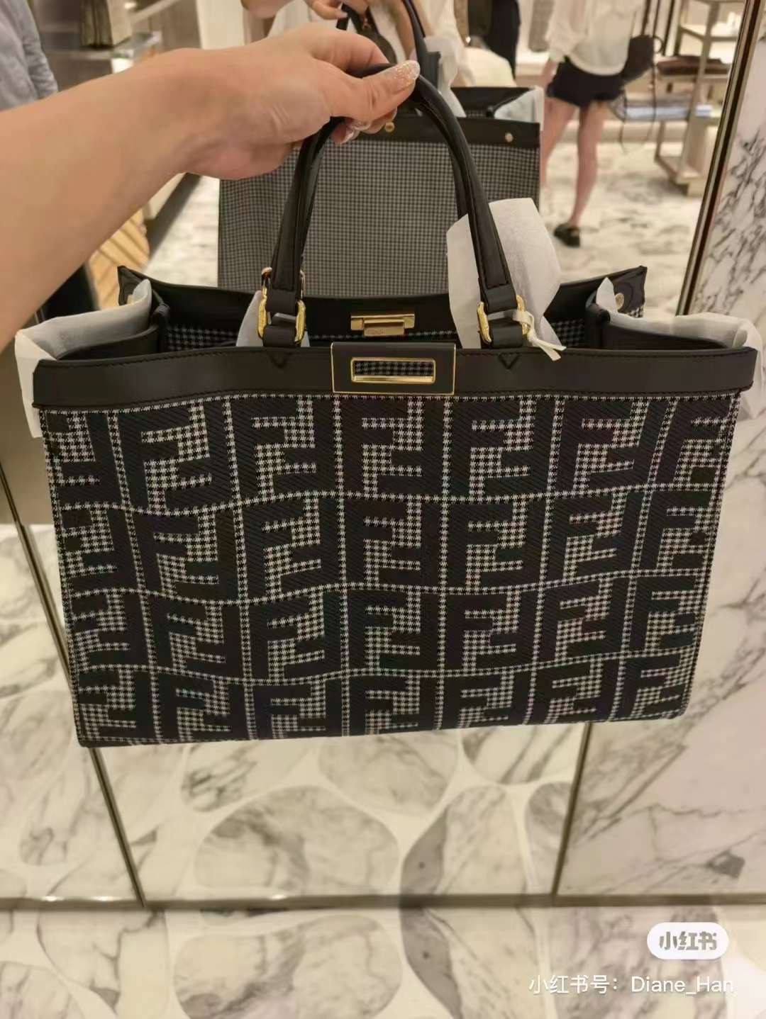 FENDI PEEKABOO X-TOTE BAG 40cm เกรดเทพออริจินอล FENDI MONOGRAM SHOPPING BAG สวยมงลงมากค่ะ กระเป๋าสะพายข้างได้ ถือได้ ใบใหญ่ลายโมโนแกรม FF สวยมากทรงนี้ใช้เป็น everyday bag ได้ จุใจใส่ของได้เยอะ ตัวกระเป๋าผลิตจากผ้าทออย่างดี อยู่ทรงสวย ภายในโล่ง สวยหรู ดูดี