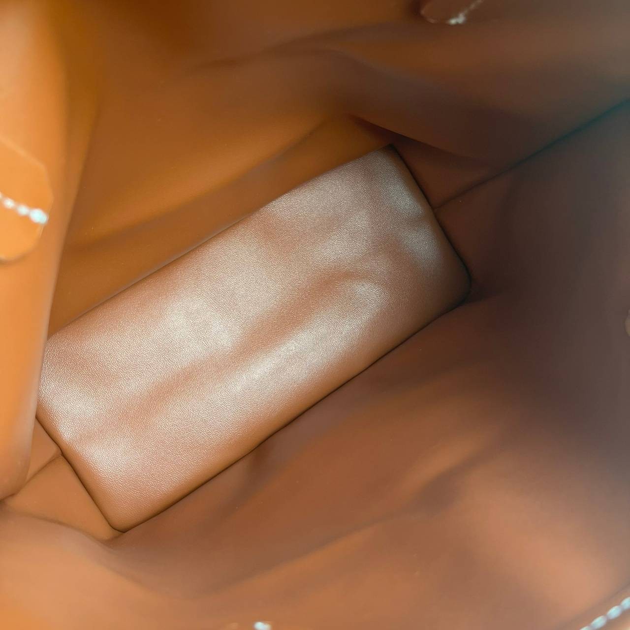 ori GOYARD saint louis mini tote reversible bag / GOYARD ANJOU TOTE MINI กระเป๋าทรงโท้ตมินิ ใช้ได้สองด้านเป็นหนังแท้เกรดดีทั้งใบ ทำให้การใช้งานได้ทนทานกว่า พิมพ์ลายคมชัด ขนาดกำลังน่ารัก ภายในโล่งกว้าง ใส่ของได้เยอะพอสมควรเลยค่ะ ดีไซน์ทรงสวยน่าใช้ แค่ถ