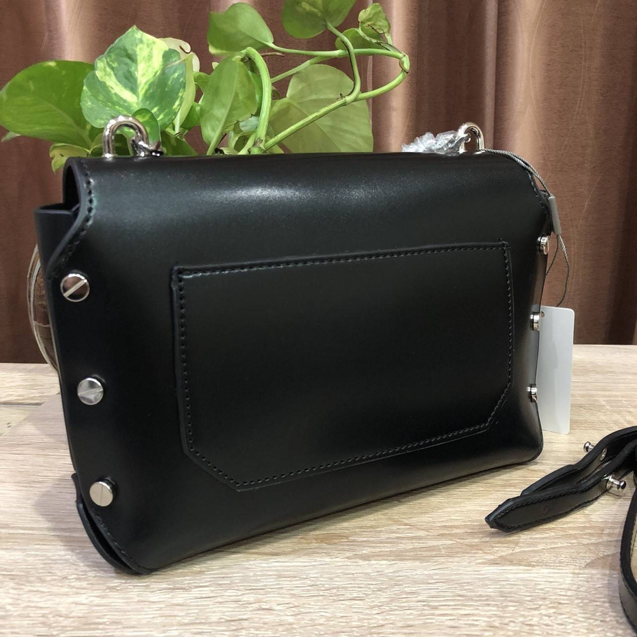 Charles&keith push-lock chain shoulder bag กระเป๋าถือหรือสะพาย ขนาดกำลังดี เนื้อเรียบ อยู่ทรงสวย ประดับด้วยหมุดด้านข้าง เปิดปิดแบบดันล็อค ภายในมีช่องใส่บัตร โล่งกว้าง จุของได้เยอะ มาพร้อมสายสะพายยาวสามารถถอดออกได้ปรับระดับได้ จะถือหรือสะพายก็สวยเก๋ ไปได้ท