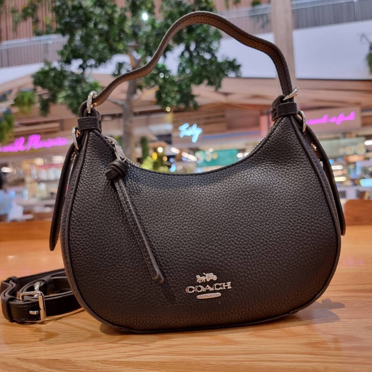 COACH C6807 KLEO HOBO IN SIGNATURE CHAMBRAY ใหม่ล่าสุด คอลเลคชั่นสุดคิ้วท์ ที่สาวๆต้องหลงรัก กระเป๋าสะพายทรงโฮโบ ที่ดีไซน์มาให้ปรับใช้งานได้หลากหลาย วัสดุหนัง pepble สวยหรู รูดเปิด-ปิดด้วยซิป ภายในเป็นช่องโล่ง สายคล้องสามารถถอดออกใส่สายยาวสะพายข้างได้ หรื