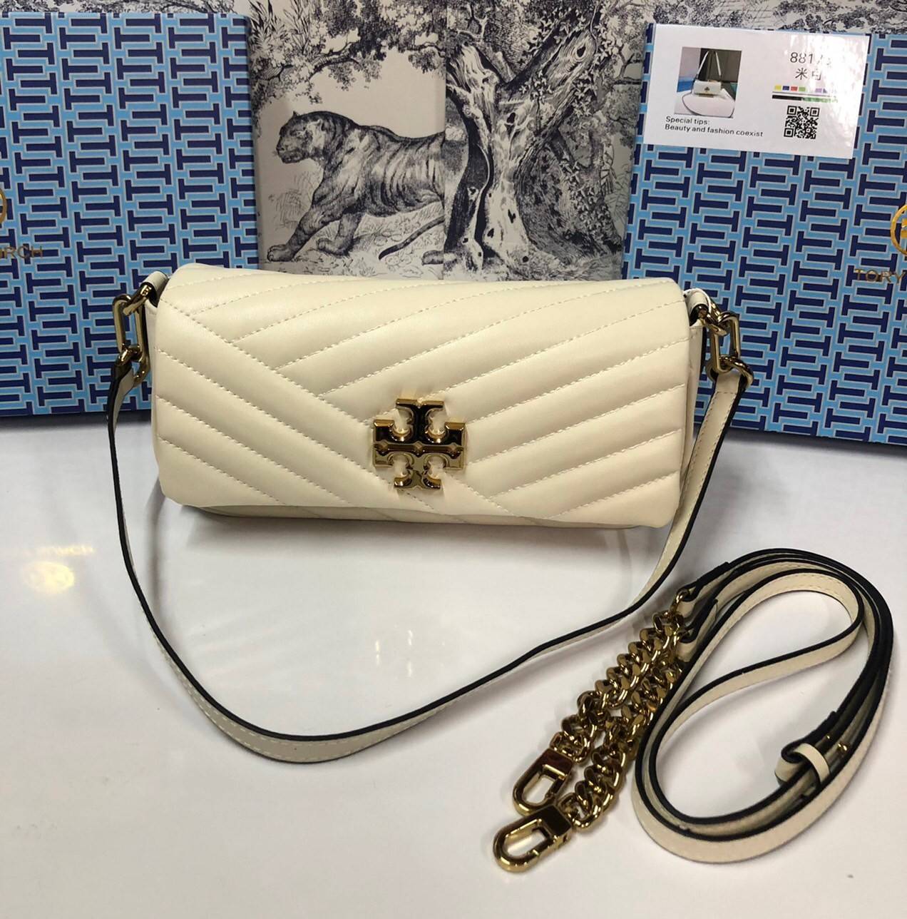 TORY BURCH KIRA CHEVRON SMALL FLAP SHOULDER BAG รุ่นใหม่ พร้อมสีใหม่ มาให้จับจองแบบไม่ต้องรอพรีฯ กระเป๋าสะพาย ขนาดกะทัดรัด ไซส์สะพายคล่องตัว หรือจะคล้องไหล่ หรูๆ ลูกคุณหนูไปอีก สีผู้ดีมากๆ ดีไซน์รูปทรงคลาสสิคเฉพาะตัว วัสดุหนังแกะ สัมผัสนิ่ม เปิด-ปิดด้วยกร
