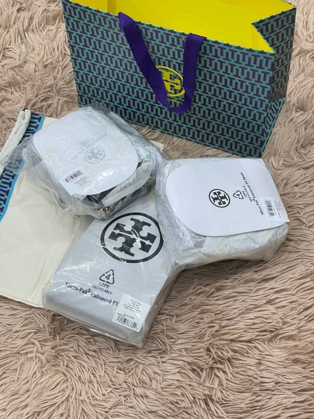 OUTTLET 】Tory burch kira chevron n/s crossbody bag กระเป๋าสำหรับใส่มือถือหรือของจุกจิกต่างๆ ได้กลายมาเป็นแฟชั่นสุดร้อนแรงแห่งปี คอลเลคชั่นนี้ออกมาเพื่อเอาใจสาวๆโดยเฉพาะ สีสันสุภาพเพื่อให้แมทช์กับสีสันของเสื้อผ้า ได้ง่าย ภายในยังสามารถแบ่งสันปันส่วนไว้สำหร