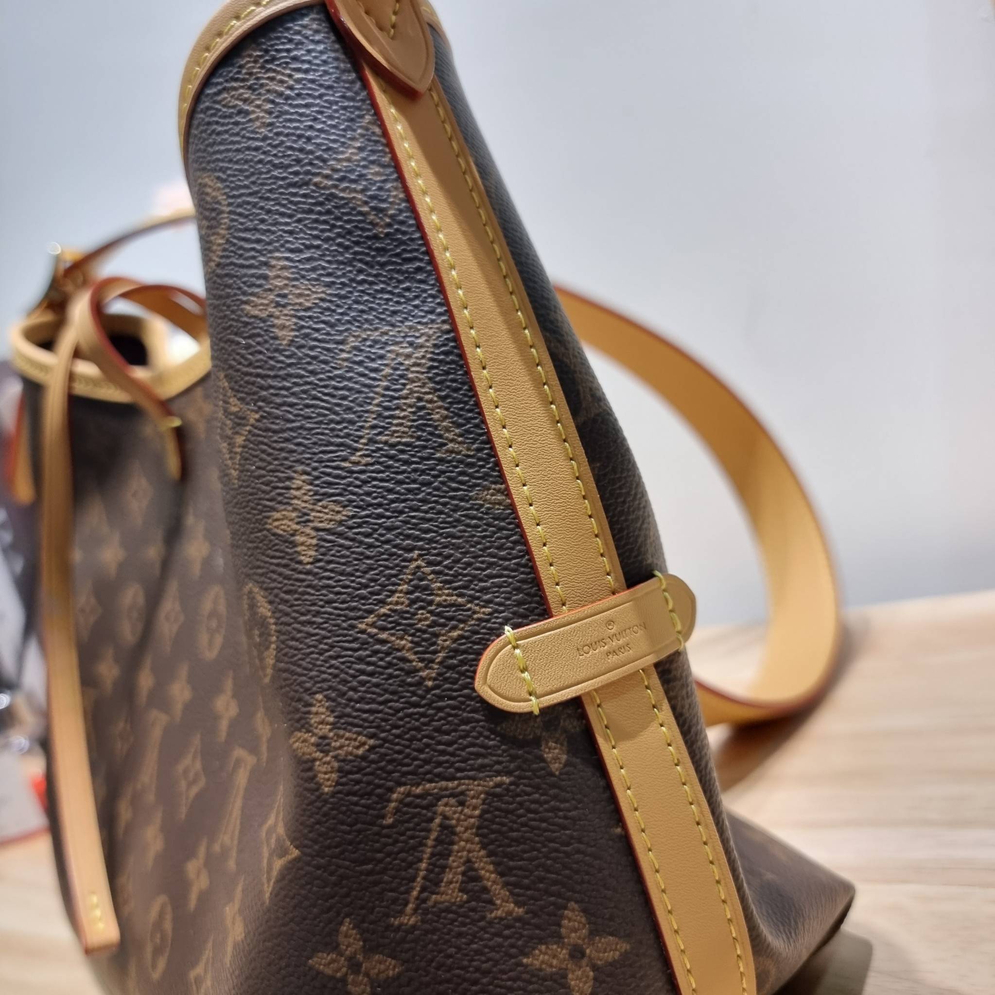 LV CARRYALL PM รุ่นลิมิเต็ดที่สาวๆตามหา กระเป๋าสะพายไหล่ทรงสวย ดีไซน์เรียบง่ายคลาสสิค หรู ดูผู้ดี รูปทรงใช้งานง่าย มาพร้อมใบลูก ไว้เก็บของจุกจิก วัสดุหนังแคนวาส ปากกระเป๋ามีสายหนังผูกกันของหล่นได้และยังมีกระดุมแม่เหล็กอีกด้วย สายสะพายถอดปรับได้ ภายในโล่งก