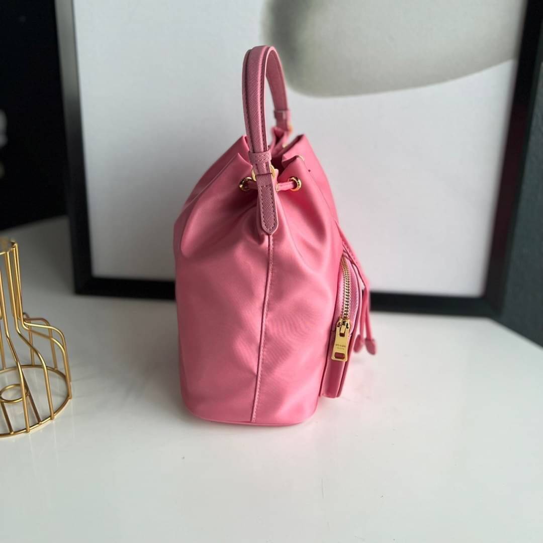 Prada Duet Re-Nylon Bucket shoulder bag / Prada Nylon bucket bag Pastel เกรดใช้สลับใบจริง ออริจินอล ใช้งานต่างประเทศได้ น้องสาวสุดสวยมาให้จับจองอีกหนึ่ง สีพาสเทลน่ารักละมุนมากๆ ค่ะ กระเป๋าสะพายข้าง ทรงขนมจีบ ไซส์มินิ ขนาดน่ารักน่าใช้มาก วัสดุขอบหนังแท้ แล