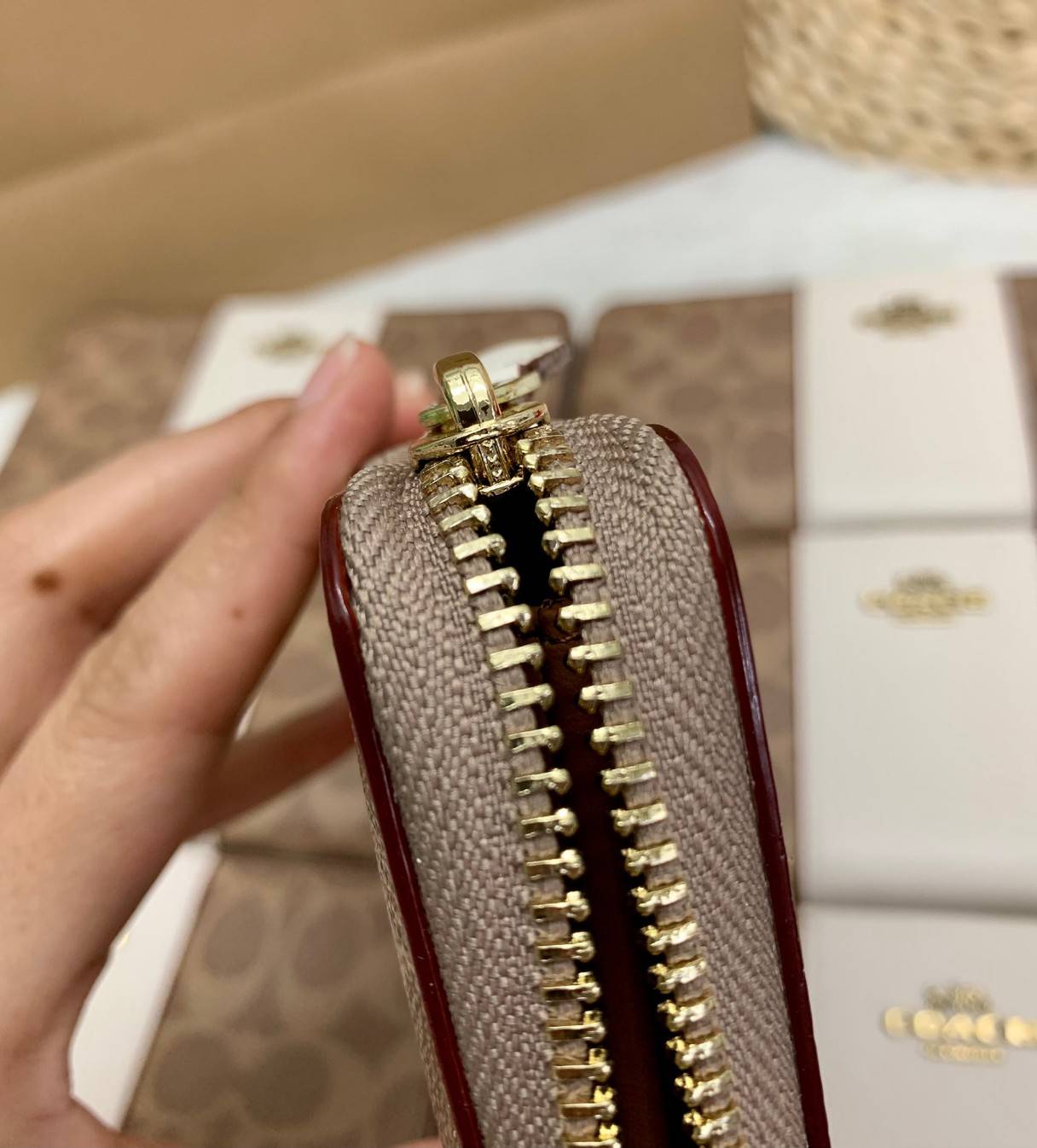 ของแท้ COACH ACCORDION ZIP WALLET ((31546)) กระเป๋าเงินใบยาว แบบซิปรอบ หนังแท้ ตัดหนังเรียบตรงกลางสวยงามค่ะ