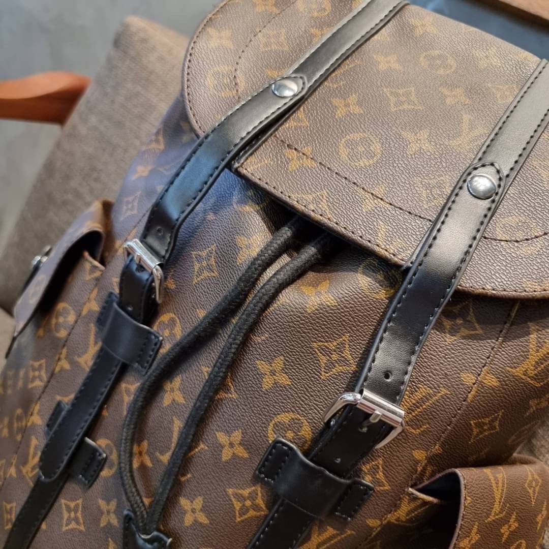 LV Christopher PM Monogram Eclipse Reverse เป้สะพายหลังใบใหญ่ LV MONOGRAM BACKPACK ที่หนุ่มๆตามหากันมากที่สุด LONG WEEKEND กระเป๋าใบใหญ่ต้องมี!! รุ่นสุดฮอต!! ด้วยรูปทรงที่คลาสสิค สไตล์เอกลักษณ์ วัสดุหนังแคนวาส ทนทาน