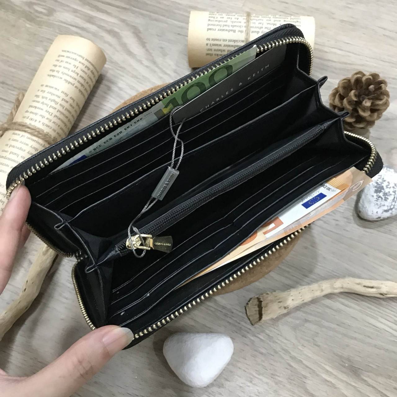 BEST SELLER! CHARLES&KEITH LONG WALLET กระเป๋าสตางค์ใบยาวหนัง Saffiano สวยอยู่ทรงสไตล์ PRADA เปิดปิดด้วยซิปรอบอะไหล่ทองหัวซิปปั้มโลโก้ด้านหน้ามีโลโก้สวยเรียบหรูภายในมีช่องซิป1ช่อง ช่องใส่บัตรหลายช่อง ใส่มือถือ iphone เหรียญ บัตรได้เยอะ ตัวจริงสวยน่าใช้มาก