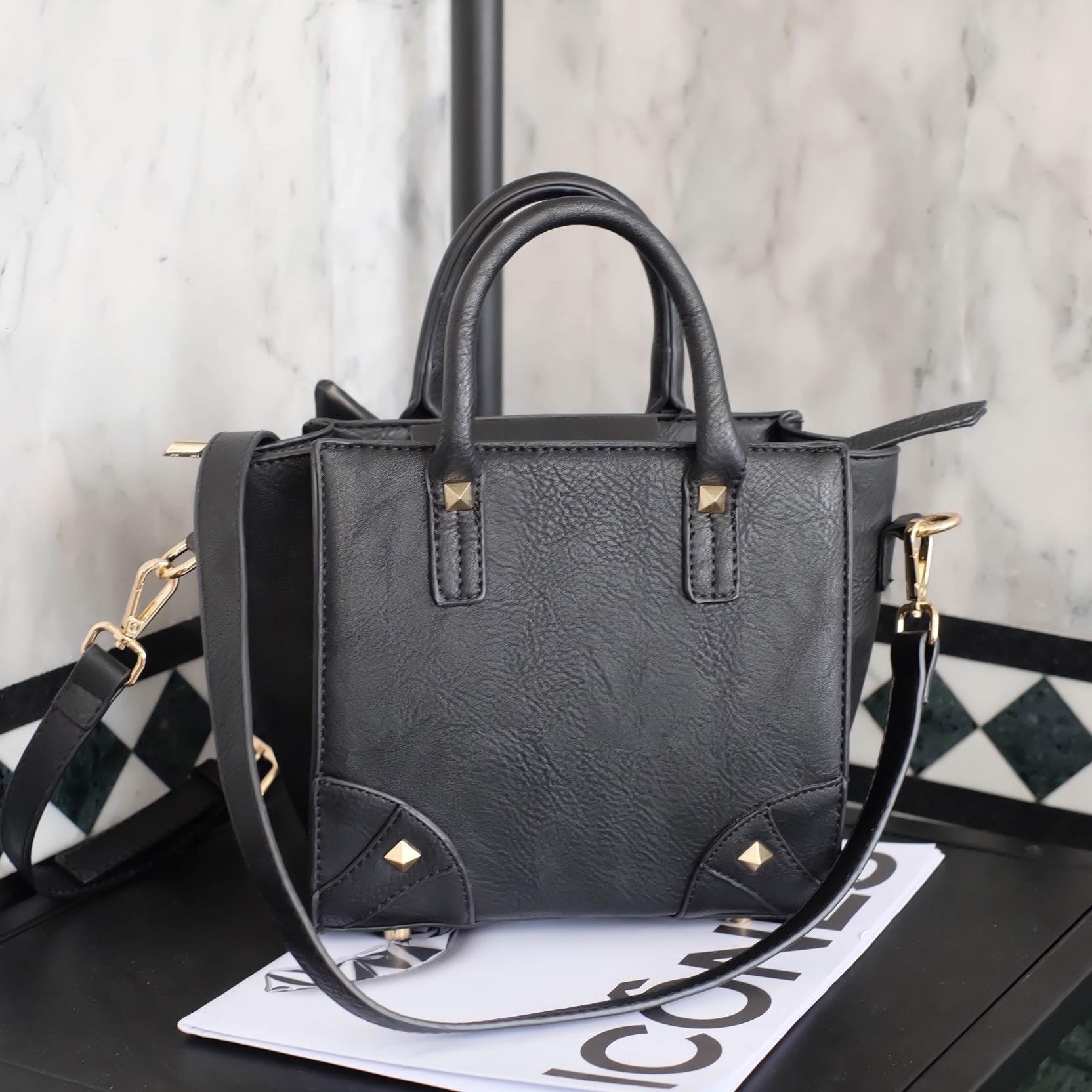 รุ่นใหม่ล่าสุดเลย ห้ามพลาดน๊า !! จากแบรนด์ KEEP รุ่น Teena mini handbag (( size นี้ ใส่กระเป๋าตังค์ยาว และโทรศัพท์ได้ทุกรุ่นคะ )) กระเป๋าสะพายข้าง ขนาดกะทัดรัด หนังเนื้อดี ลายหนังชัด ทนทานคะ น้ำหนักเบา ดีไซด์ ทันสมัย เข้าได้กับทุกชุด สายสะพายเป็นสายหนังปร