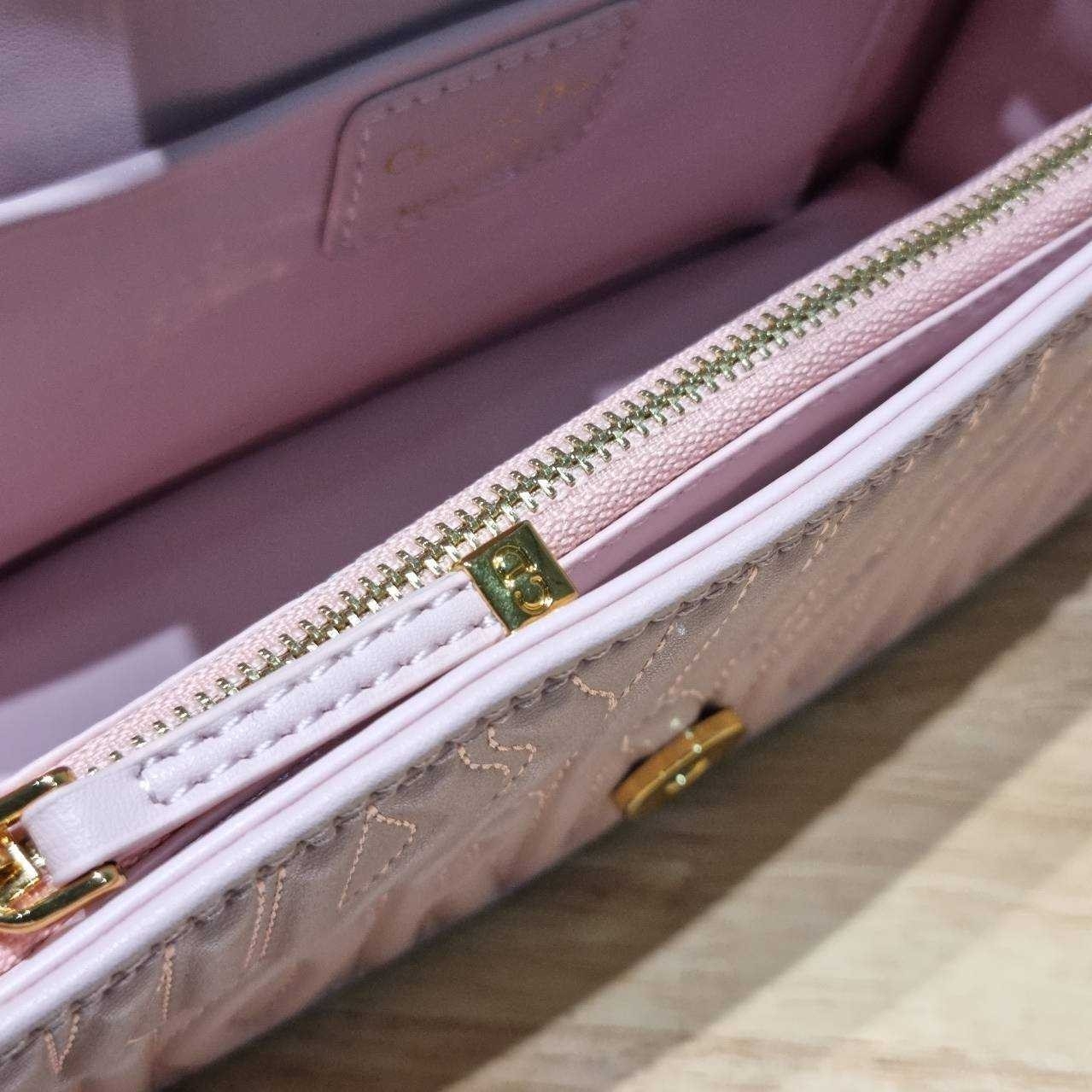 Dior Flap Bag / Quilted Miss Dior Allover Leather Bag กระเป๋าสะพายไหล่สุดลัคชู หรูหราเกินเรื่อง ดีไซน์ใหม่สวยงามด้วยดีเทลฝีเย็บและลายหนังปั๊มนูน