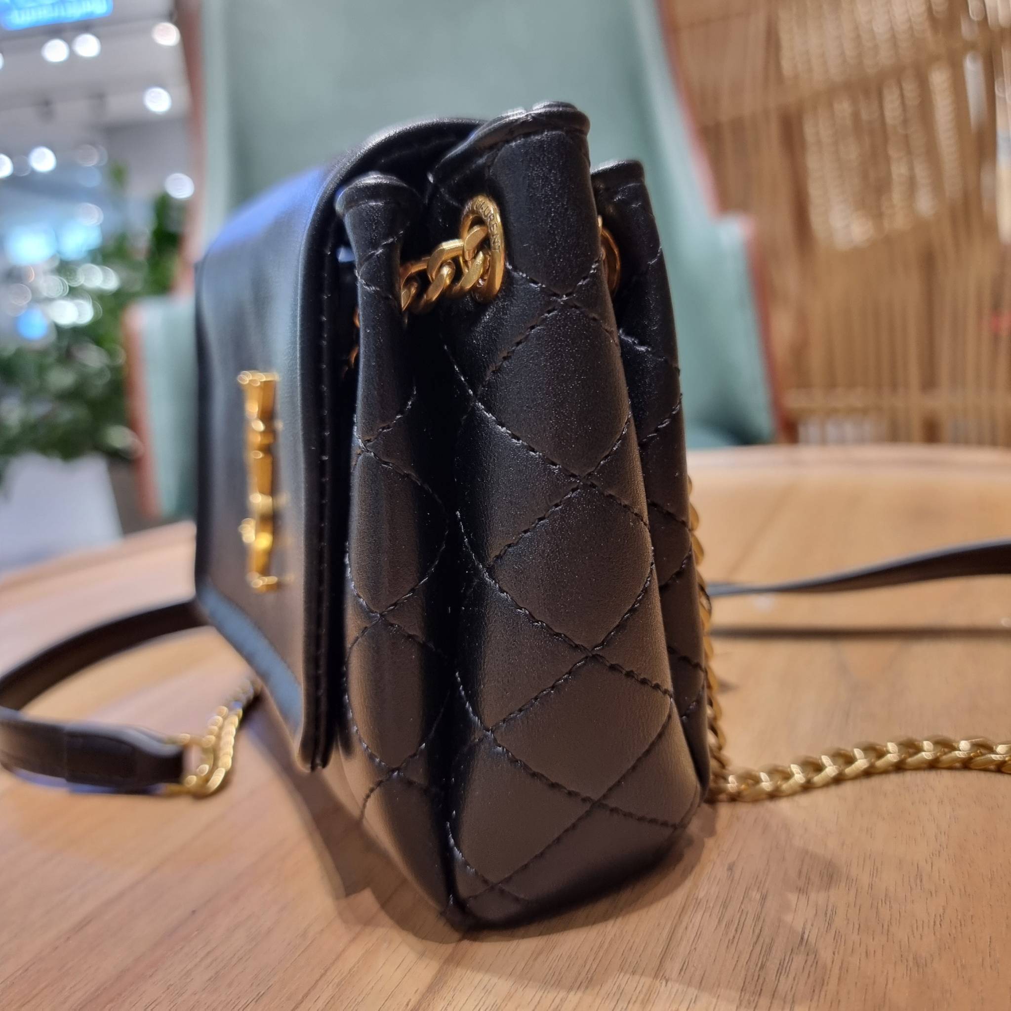 Yves Saint laurent mini nolita in lambskin / YSL mini nolita น้องสาวคนสวยที่ต้องตาเมื่อแรกเห็น กระเป๋าสะพายดีไซน์หรู ไซส์มินิ แบรนด์นี้ไม่เคยทำให้ผิดหวังจริงๆ ด้วยดีเทลความเรียบง่ายแต่มีความหรูอยู่ในตัว วัสดุหนังแกะ สัมผัสดีงามมากๆ เปิด-ปิดด้วยกระดุมแม่เห