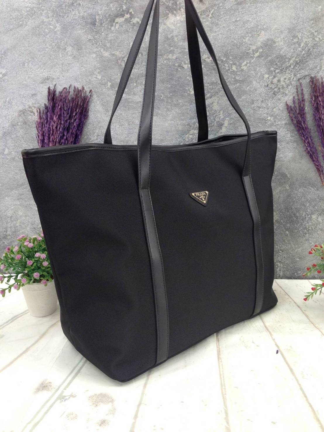 งานพรีเมี่ยมกิ้ฟ จากเคาเตอร์ต่างประเทศค่ะ กระเป๋าสะพาย Shopping ใบใหญ่ จากแบรนด์ PRADA เปิดปิดด้วยซิป ปั้มแบรนด์ สายสะพายหนัง สะพายไหล่ได้ ไม่ติด จุคุ้มมากสุดๆค่ะ ใส่เสื้อผ้า 1-2 วันได้สบายค่ะ เหมาะมากกับสาวๆที่สัมภาระเยอะค่ะ ใช้แล้วสวยมากๆคุ้มเกินราคารับ