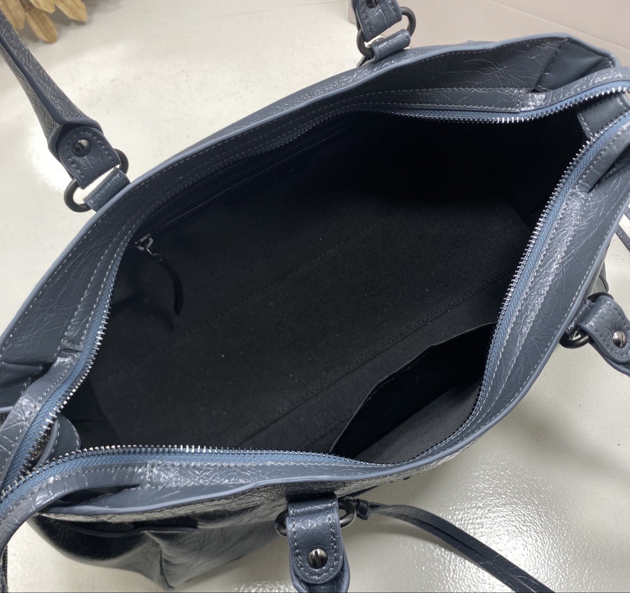 ORI หนังแท้ | Balenciaga Le City Bag East-west Bag กระเป๋าถือ/สะพายข้างทรงยาวดีไซน์โดดเด่นสวยเท่ล้ำสมัย ที่สุดแห่งความไอคอนิกไม่เหมือนใคร มีกิมมิคและลูกเล่นแพรวพราว