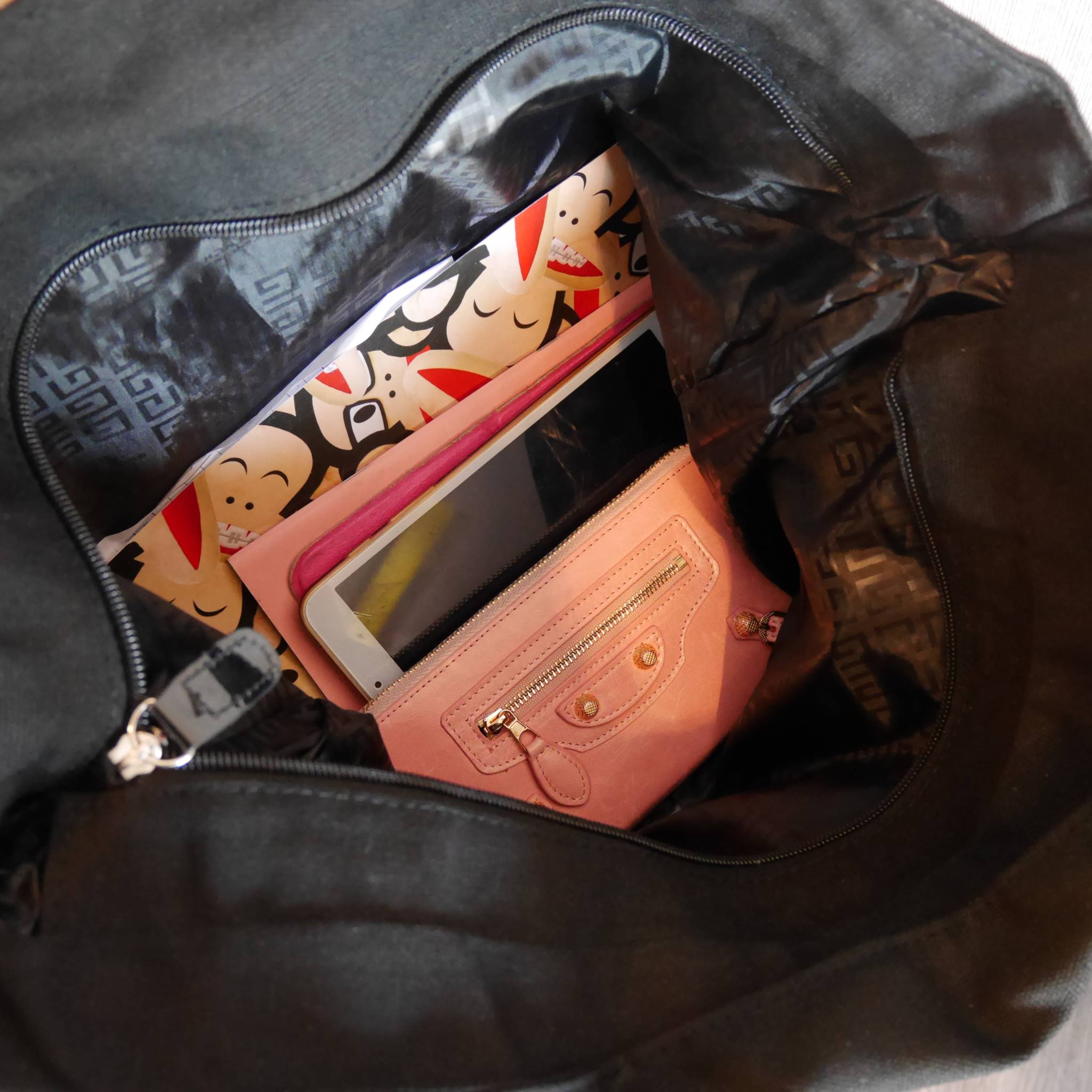 Givenchy canvas tote Perfume bag แท้ 100% จากเคสเตอร์น้ำหอม GIVENCHY ตัวกระเป๋าทำด้วยผ้า ด้านในบุผ้าลื่น สกรีนโลโก้เต็มใบ หูหนังแก้วจับสบายมือ จุของได้เยอะ ใส่ Mac book / A4 ได้สบายคะ จะะพายไปเรียนหรือแมชต์กับกางเกงขาสั้นชิลๆ ใบนี้แนะนำคะ!