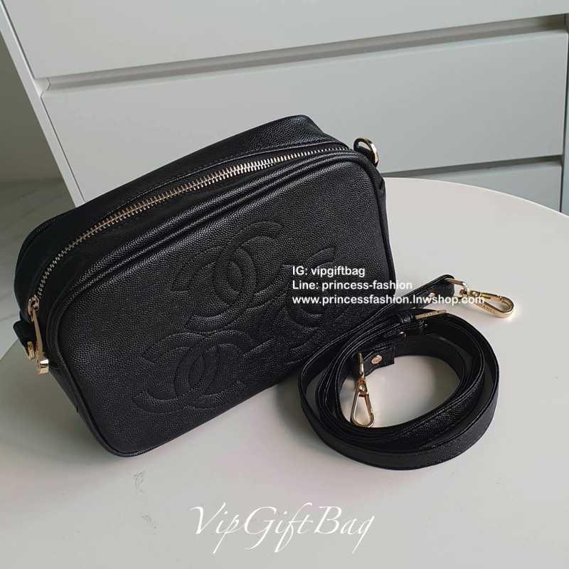 CHANEL VIP GIFT BAG รุ่น CAVIER CROSSBODY กระเป๋าของสมนาคุณ จากพรีเมี่ยมกิ้ฟแบรนด์ดังอย่าง CHANEL วัสดุหนังสังเคราะห์ ลายคาเวียร์สุดหรูเต็มใบ #เล่นแสงสวยมาก ด้านในเปิดปิดด้วยซิปCC อะไหล่ทอง มีช่องซิปแยกอีกหนึ่งช่อง สามารถใส่กระเป๋าสตางค์ใบยาว ของจุกจิกได้