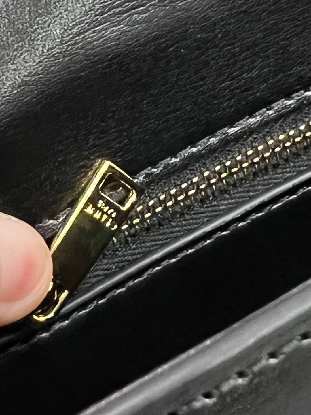 CELINE Classique Triomphe Bag in shiny / CELINE TRIOMPHE WITH CHAIN กระเป๋าสะพายทรงกล่องคล้าย Classic Box แต่มีรุ่นใหม่ออกแบบโลโก้สะดุดตาวินเทจ ด้วยดีไซน์ที่ดูโฉบเฉี่ยว