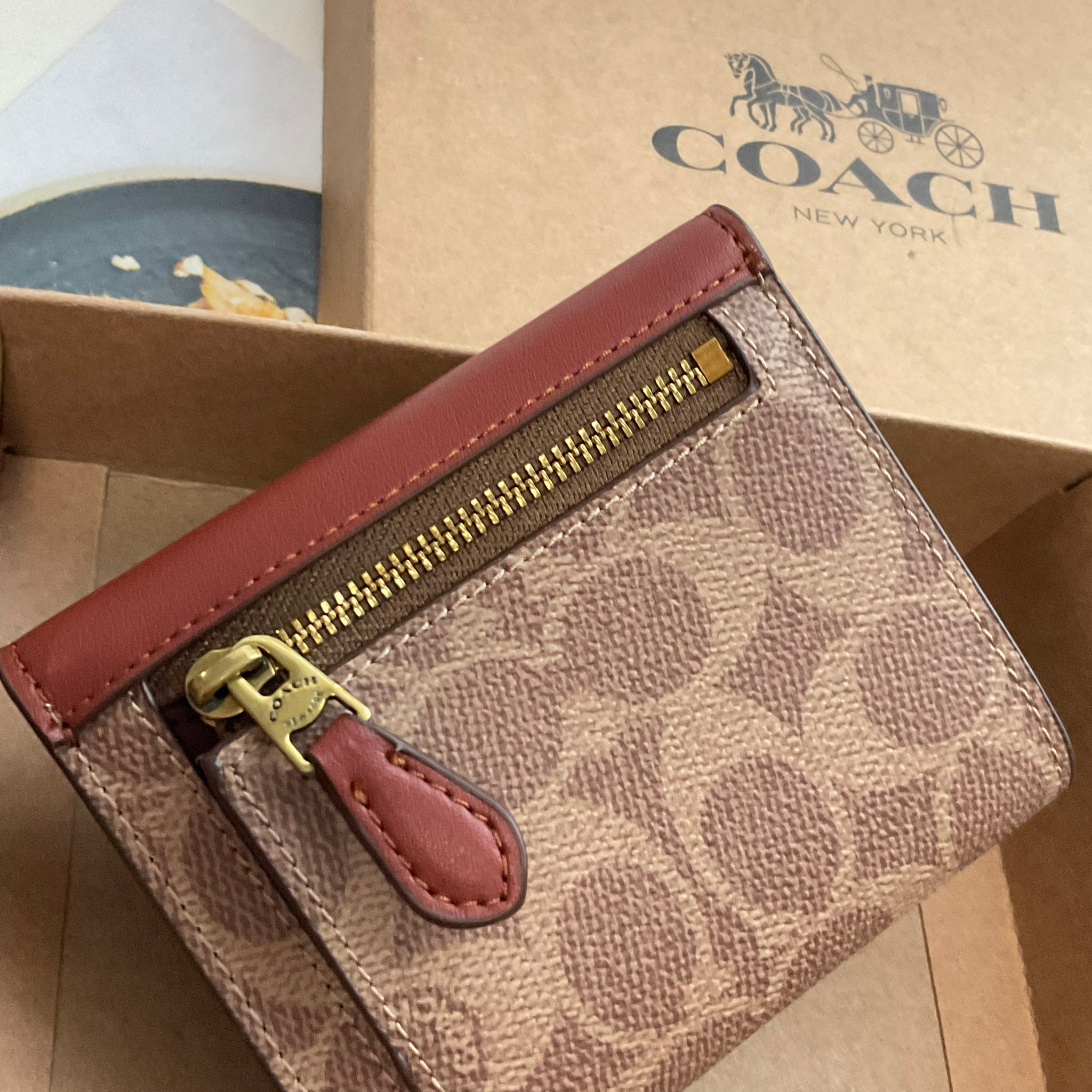 COACH SMALL WALLET IN SIGNATURE CANVAS กระเป๋าสตางค์ใบสั้น แบบพับสองตอน หน้าจดหมาย เปิดปิดด้วยกระดุมปั้มแบรนด์ ด้านในมีช่องใส่บัตรหลายช่อง และช่องใส่ธนบัตร ด้านหลังมีช่องซิปเหรียญอีกหนึ่งช่อง น้ำหนักเบา พกพาสะดวก มีให้เลือกหลายสี ห้ามพลาดค่ะ!