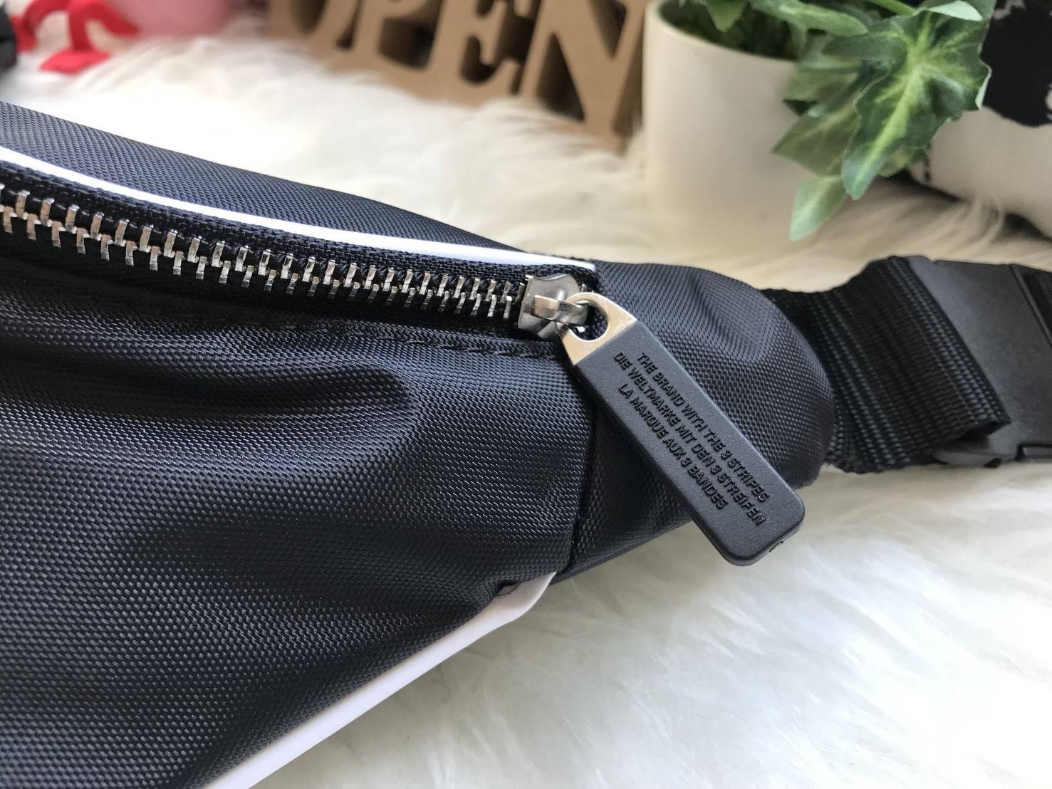 ADIDAS ORIGINALS ADICOLOR WAIST BAG ของมันต้องมี!! กระเป๋าคาดอก/คาดเอวสุดชิค ดีไซน์เรียบง่าย แต่สะพายแล้วเท่ คลาสสิคสุดๆ!! วัสดุ Nylon+Polyester กันน้ำได้ เปิด-ปิดฝากระเป๋าด้วยซิป หัวซิปปั๊มแบรนด์เป็น signature ภายในมีช่องโล่งกว้าง ใส่ของได้พอสมควร ใส่มือ