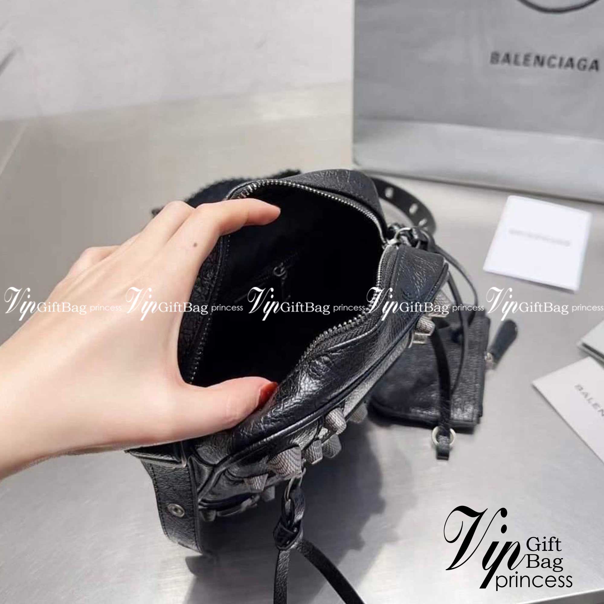 BALENCIAGA Le Cagole Men Crossbody Bag in Black / BALENCIAGA Messenger Bag กระเป๋าสะพายเท่ๆ คลาสสิกแบล็ค หนุ่มๆ หรือสาวเท่ ห้ามพลาดเชียวค่ะ ภาพถ่ายจากงานขายจริง ใช้งานต่างประเทศได้