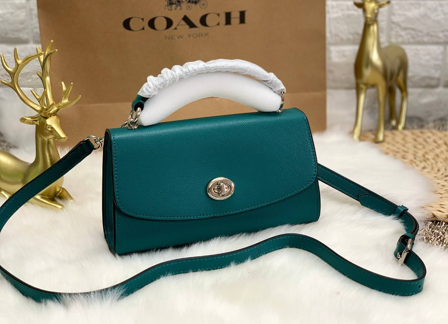 COACH TILLY SATCHEL 23 ((C1802//C1439/C1435)) พร้อมส่งที่ไทยทันทีค่ะ! กระเป๋าสะพายครอสบอดี้ร์หรือหิ้วก็เก๋ไปอีกค่ะ หนังแท้สวยงาม เปิดปิดกระเป๋าแบบหมุนล็อค ภายในมี2ช่องหลัก ใส่กระเป๋าเงินใบกลางได้;มือถือได้ทุกรุ่น;ของจำเป็นสาวๆได้ครบค่ะ;มีช่องซิปกลางและช่อ