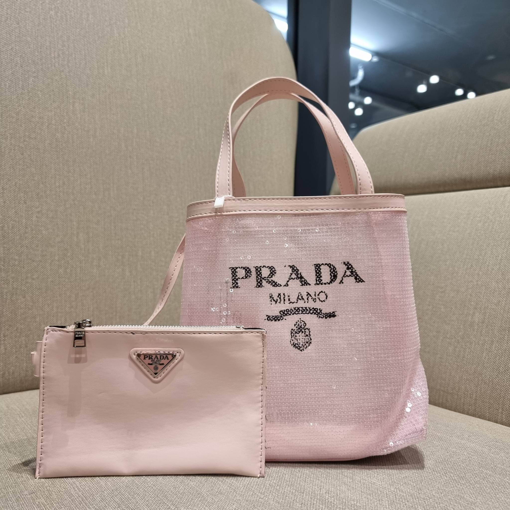 PRADA SMALL SEQUINED MESH TOTE BAG เอาใจสายแฟอีกครั้ง!! กระเป๋าทรงโท้ท ขนาดเล็ก ที่มีดีเทลฝีมือ ด้วยการเรียงร้อยแผ่นเลื่อมเป็นตาข่ายรอบใบ ตัดขอบด้วยหนังสังเคราะห์ พิเศษพร้อมใบลูกให้ด้วย ทรงใช้งานง่าย ภายในโล่งกว้าง ถือไปเรียน ไปเที่ยว ไปทำงาน พกพาง่ายสุดๆ