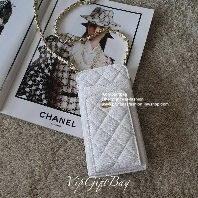 NEW ARRIVAL!! CHANEL VIP GIFT WOC BAG กระเป๋าสตางค์คล้องคอ/ Crossbody ที่กำลังมาแรงมาในตอนนี้ ตัวกระเป๋าเป็นกระเป๋าสตางค์หนังพียูลาย CAVIER **อะไหล่ทองทั้งใบ ด้านหน้าใส่ iphone+ ได้ เปิดปิดด้วยกระดุมแม่เหล็ก สามารถใส่บัตรได้อีก4ใบด้านใน พลิกมาด้านหลังมีช่