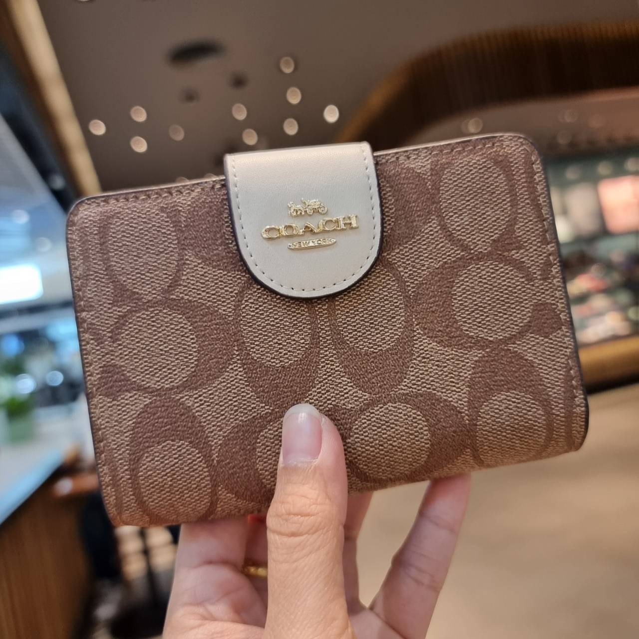 COACH C0082 MEDIUM CORNER ZIP WALLET IN SIGNATURE CANVAS ดีไซน์ใหม่ล่าสุด!! กระเป๋าสตางค์ใบกลาง 👛 ขนาดกำลังเหมาะมือ วัสดุหนังแคนวาสเคลือบลาย ดูแลรักษาง่าย มีช่องใส่บัตรและธนบัตรครบ และช่องซิปแยกไว้ใส่เหรียญ ครบเซ็ทแบบนี้เหมาะส่งต่อเป็นของขวัญที่สุ