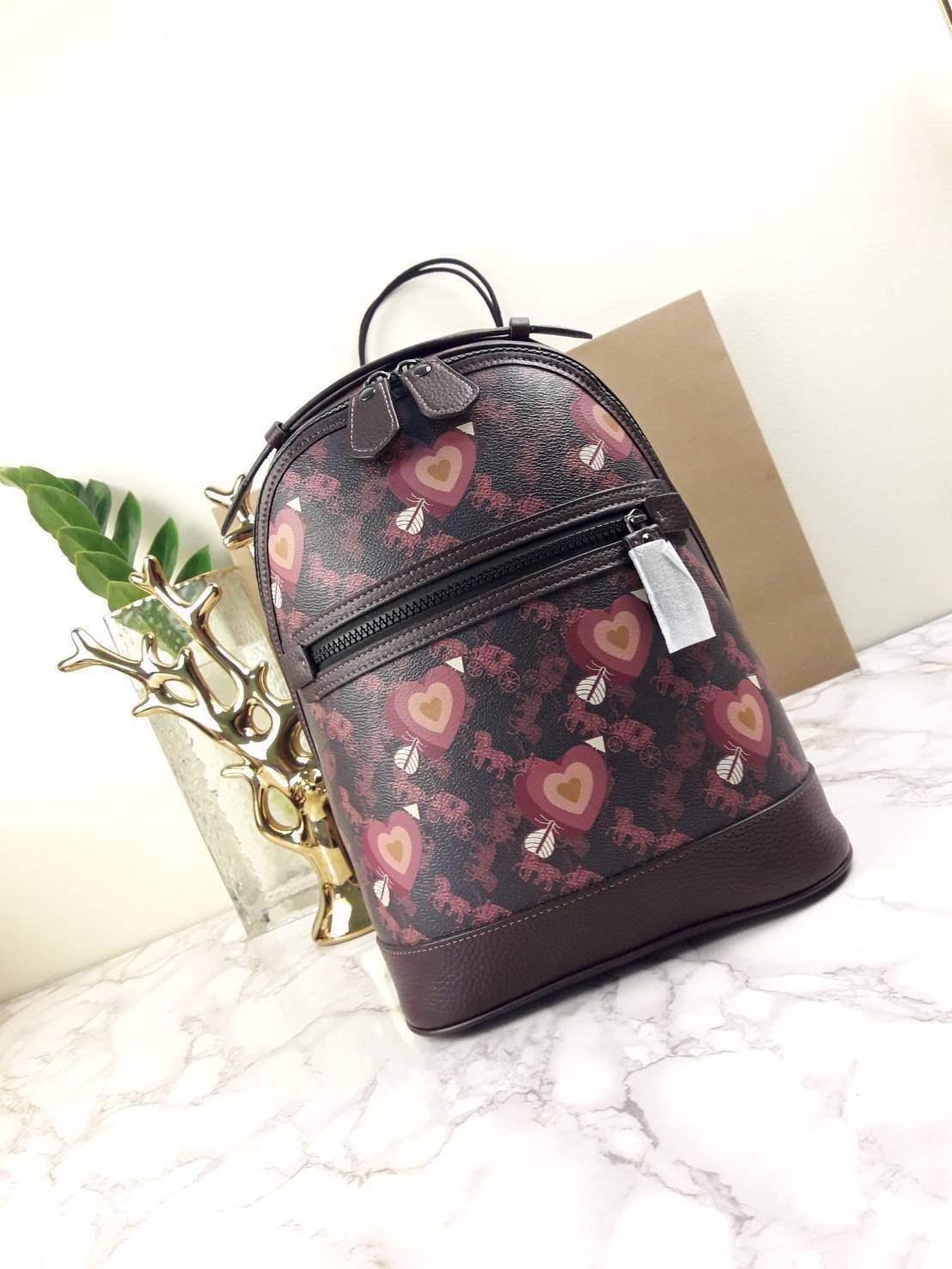 OUTLET 】COACH Barrow Backpack With Horse And Carriage Print And Hearts Oxblood (F79024) โดดเด่น ไม่จำเจ แถมใช้ดีไปอีก< 🌹สวยโดดเด่นอย่างลงตัว💃💃พลาดแล้ว พลาดเลยจ้ารอบนี้ // เป้รุ่นใหม่ canvas ผสมหนังแท้คุณภาพดี หนังนิ่มมือมากๆ ขนา