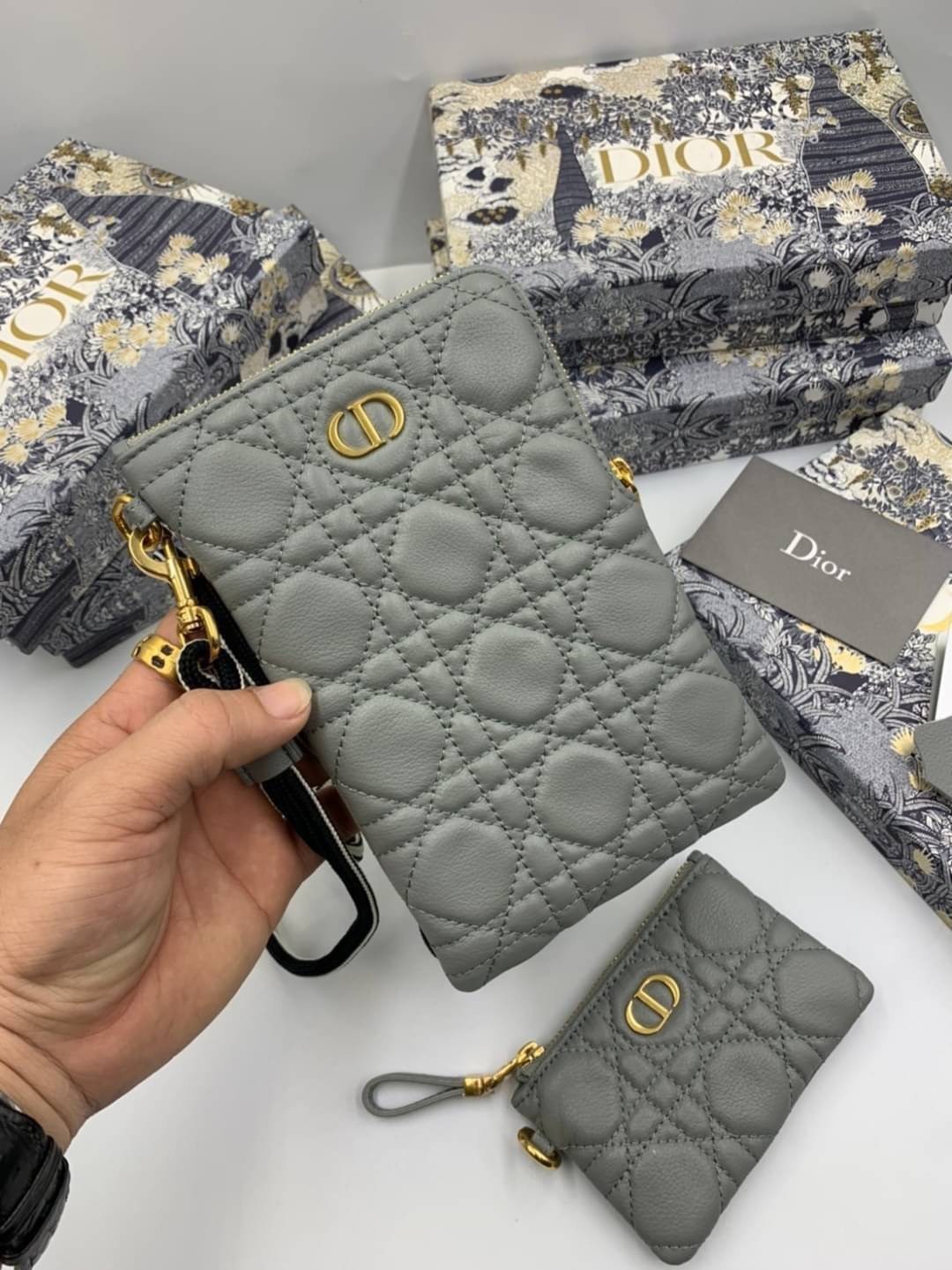 VIP 】CHRISTIAN DIOR PHONE BAG 2 in 1 DOUBLE BAG กระเป๋าเซ็ท 2 ใบ มีสายสะพายข้าง ถอดออกใช้งานได้ ถือว่าคุ้มมากๆเลยค่ะ สามารถใช้งานแยกกันได้ ใส่สายสะพายหรือ ถือได้ วัสดุหนังแท้ สวยงามนุ่มฟู น่ารักมากๆ เลยน้าาา