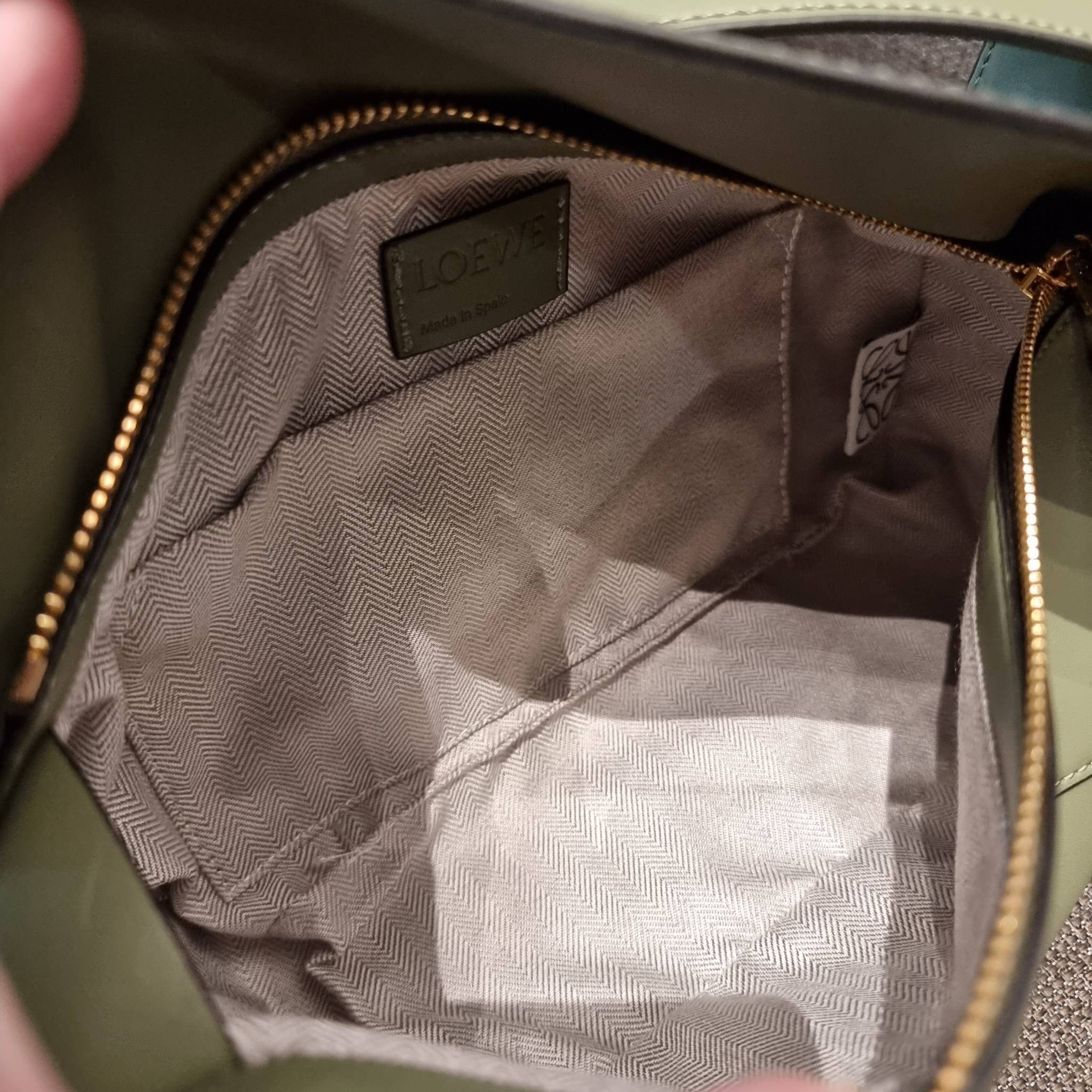 LOEWE PUZZLE HOBO BAG ใหม่ล่าสุด กับแบรนด์ที่มีดีไซน์โดดเด่นเป็นเอกลักษณ์ สวยหรูทุกรุ่นจริงๆ!! กระเป๋าสะพายโฮโบ ทรงสวย สไตล์พัซเซิลคลาสสิค วัสดุหนังวัวฟอกสี นิ่มมือ ฟินมาก!! เปิดใช้งานด้วยซิป ที่ภายในโล่งกว้าง ใส่ของสำคัญได้ครบไม่มีพลาด แบบสบายๆ มาพร้อมสา