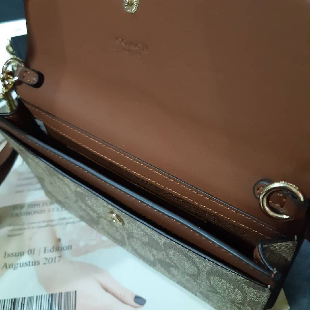 ของแท้ COACH 78229 FOLDOVER WRISTLET IN SIGNATURE CANVAS ไอเท็มที่ต้องมี!! 😎 ใบนี้เลย!! คลัทช์คล้องมือ ถอดสายได้