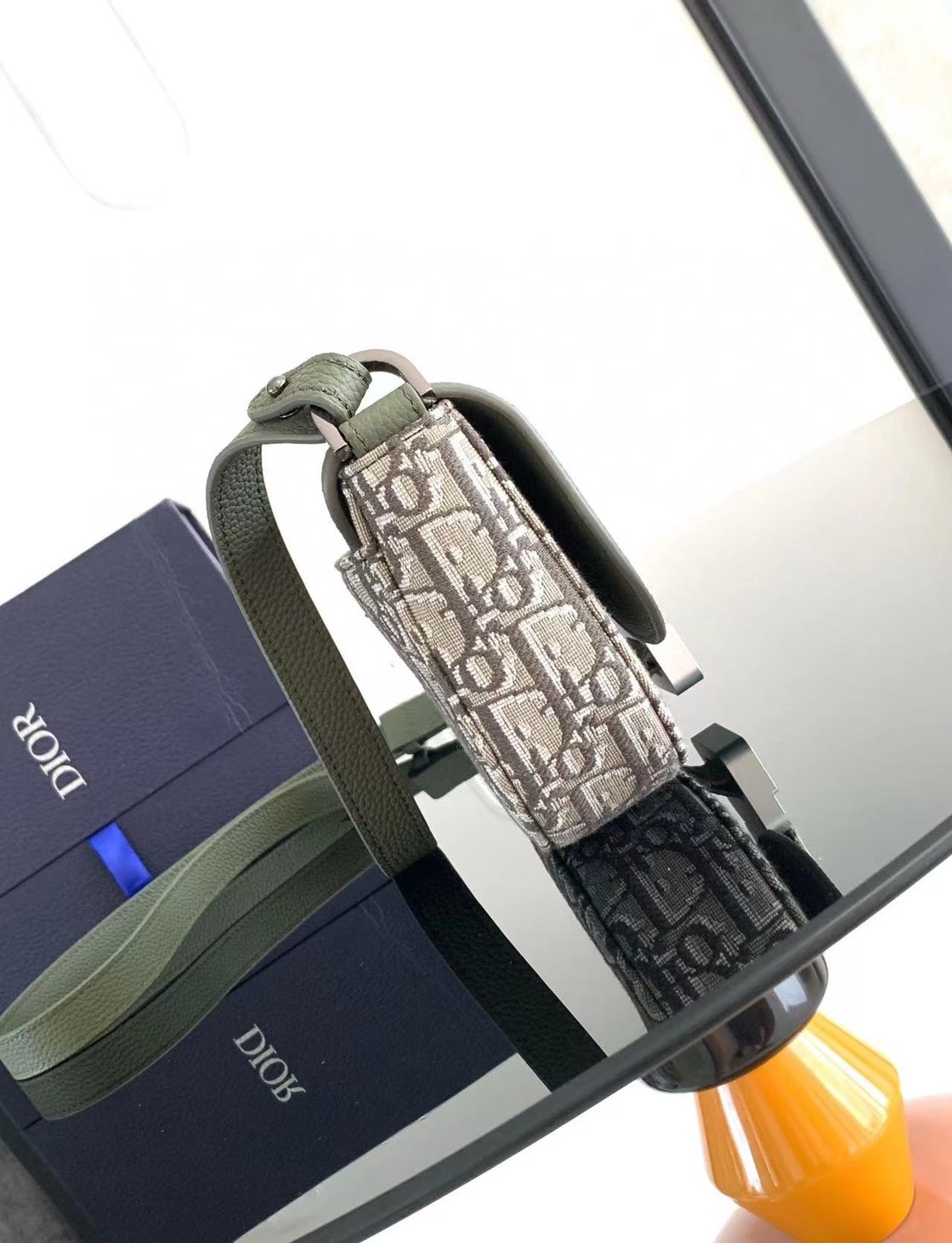 DIOR MINI Saddle Messenger Bag with Flap / Khaki / Black / Oblique Jacquard with Grained Leather กระเป๋าสะพายทรงแมสเซ็นเจอร์ รุ่นยอดนิยมของท่านชาย เกรดท็อปออริ สลับแท้ 1:1