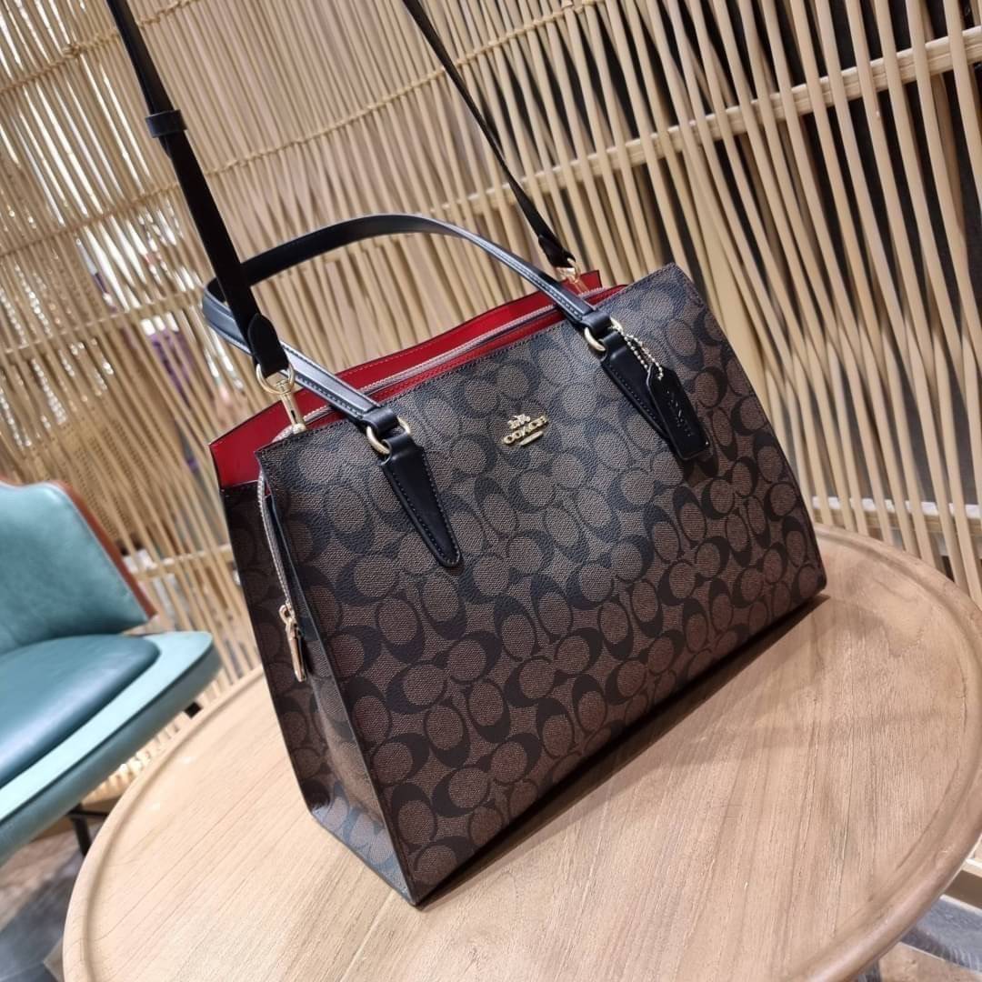COACH C4075 TATUM CARRYALL IN SIGNATURE CANVAS คอลเลคชั่นใหม่ล่าสุด จัดมาให้ได้สวยก่อนใคร สวยหรูทุกสี!! ลุคผู้ดีต้องมาอีกหนึ่ง กระเป๋าสะพายทรงสวย ที่มาพร้อมสายสะพายไหล่ในตัว และสายครอสบอดี้สำหรับสะพายข้าง วัสดุหนัง crossgrain สวยคมมากๆ ตัวกระเป๋าถูกแบ่งเป
