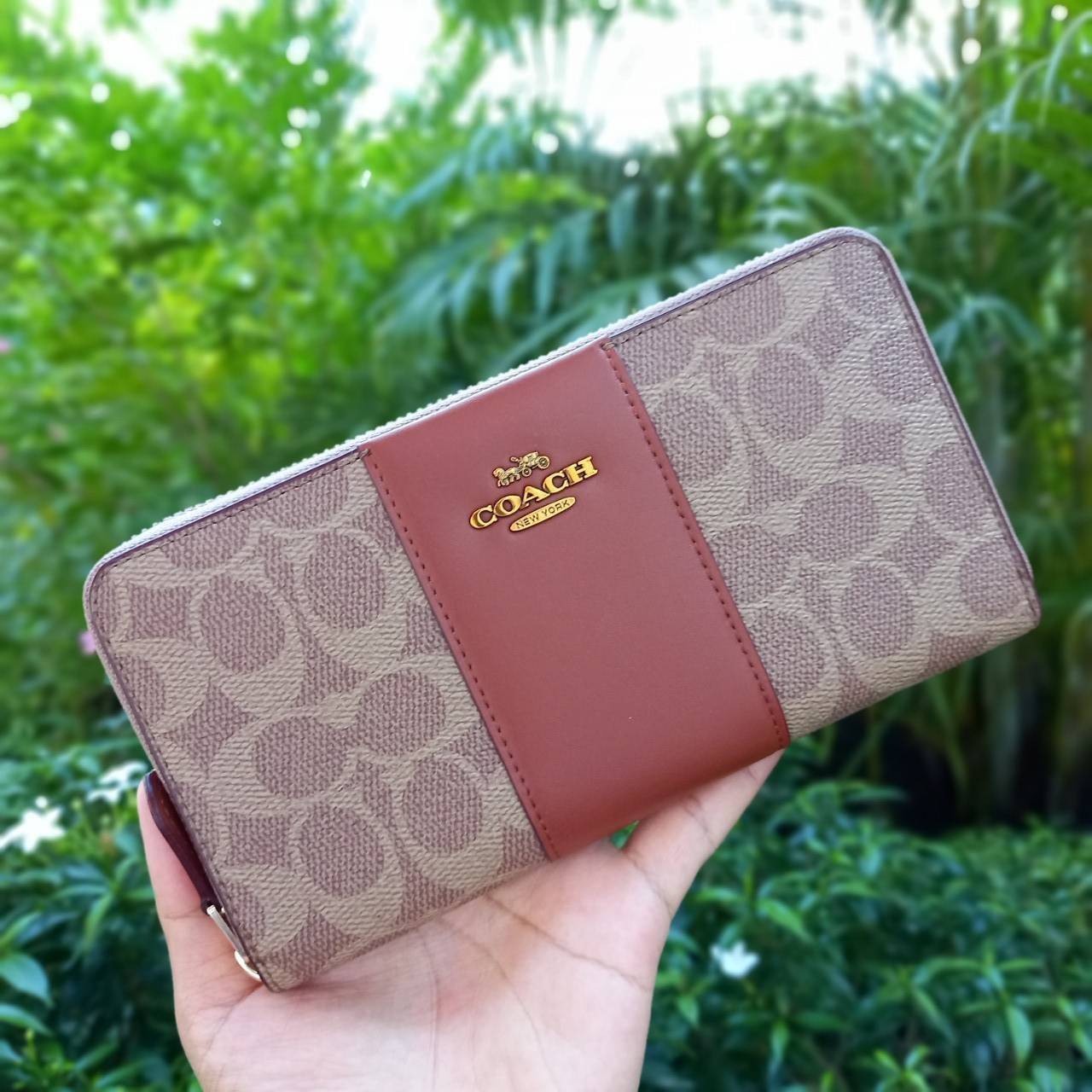 มาเท่าไหรก็ไม่เคยพอจริงๆ มีความต้องการกันถึงขีดสุด❣️😘>>COACH ACCORDION ZIP WALLET IN COLORBLOCK SIGNATURE CANVAS (COACH 31546)🍁กระเป๋าสตางค์ใบยาว ซิปรอบ //วัสดุหนังแคนวาสสลับหนังแท้ ดีไซน์สวย โดดเด่นลงตัวเป็นที่สุด ด้านในมีช่อ