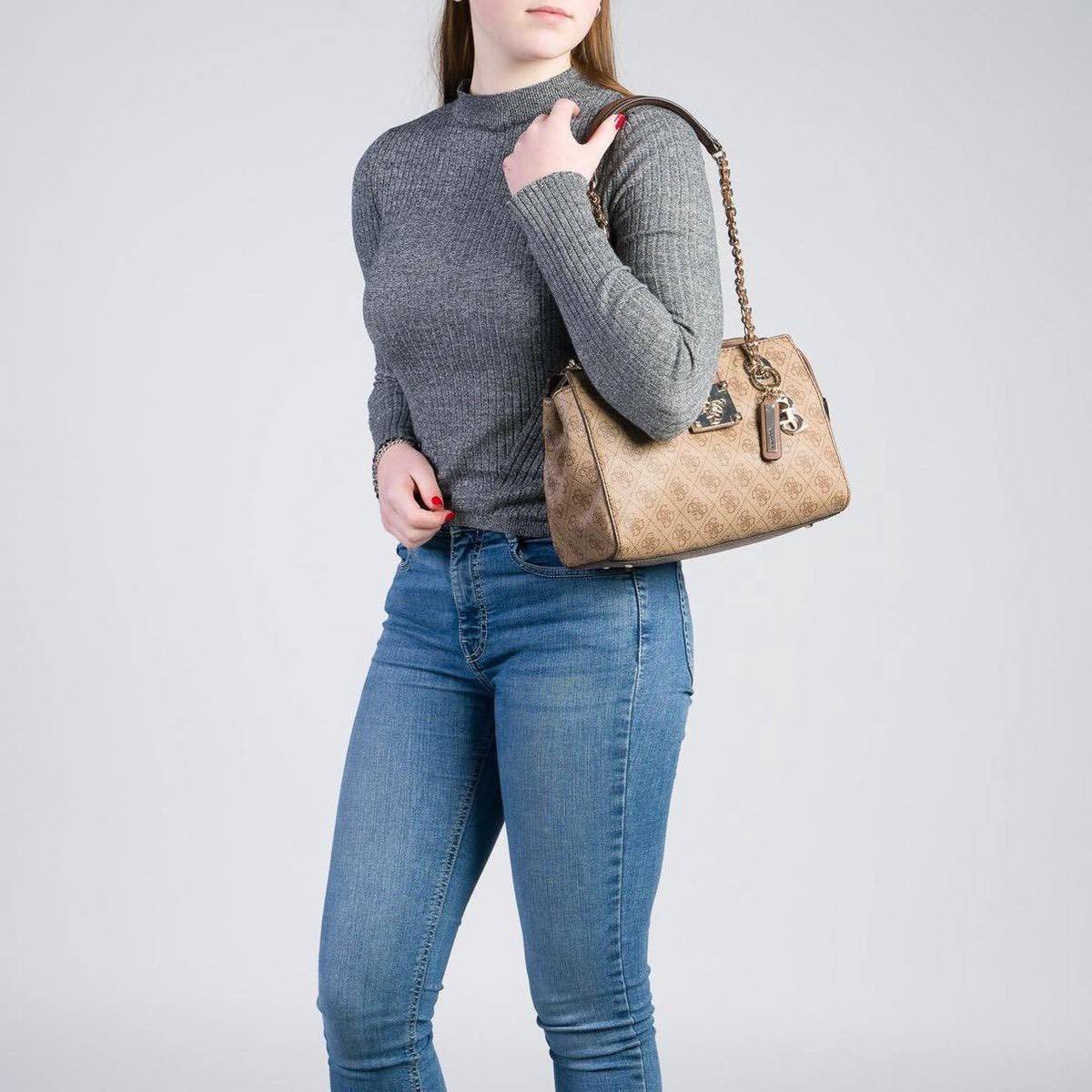 กระเป๋าสะพายไหล่ Guess Logo City Small Society Satchel กระเป๋าสะพายไหล่ ขนาดกำลังดี วัสดุ pu สวยอยู่ทรง มาพร้อมพวงกุญแจน่ารักๆ ถอดออกได้ ด้านหน้าประดับโลโก้แบรนด์ เปิดปิดด้วยซิป มี 2 ช่องหลักใช้งาน ภายในช่องซิปหน้าแยกเป็นสัดส่วนการใช้งาน ซิปช่อง 2 โล่งกว้