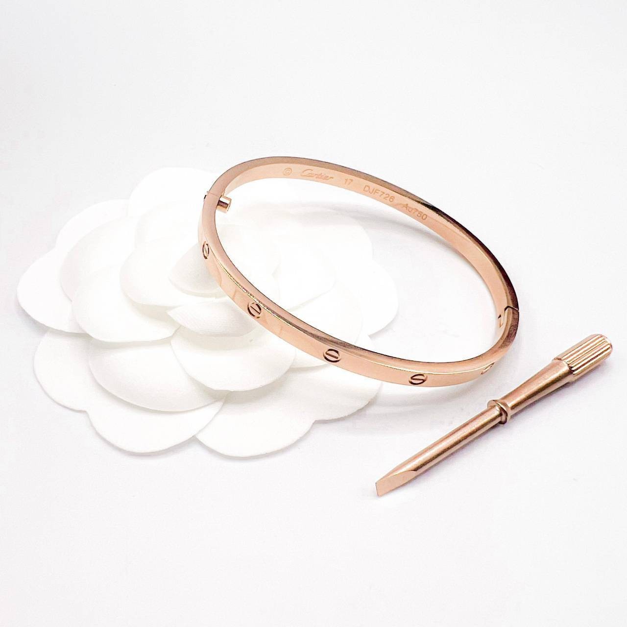 CARTIER LOVE BRACELET กำไลข้อมือคาเทียร์ Size 18 เกรดออริจินิล ปั้มทุกจุด มีเลขปั้มด้านใน วัสดุคุณภาพดี ไม่ลอกไม่ดำ พร้อมกล่องหนาตามแบบปั้มลายแบรนด์ ภาพสินค้าถ่ายจากงานขายจริง ใช้งานต่างประเทศได้