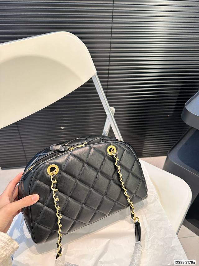 CHANEL 24A Bowling Bag กระเป๋าสะพายทรงโบลิ่ง รุ่นท็อปฮิต งานหนังเรียบ อะไหล่สีทองสวยหรู ขนาดกำลังสวย รูปทรงคลาสสิคใช้งานได้สะดวก