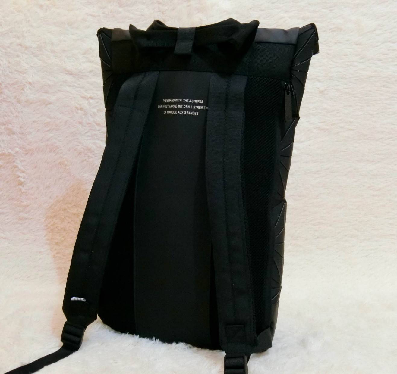 Adidas Originals BP Roll Top 3D Mesh 2017 Backpack Bag DH0100 กระเป๋าเป้สะพายหลัง ดีไซน์แบบ 3 มิติ วัสดุ polyurethane สีดำด้าน โดยใช้ลูกเล่น ของเหลี่ยมและมุมเชื่อมเข้าหากัน ออกแบบกระเป๋า เป็นเหมือนถุงทรงสูง ในส่วนปากกระเป๋าเป็นแบบตีนตุ๊กแก ม้วนพับ และติดก